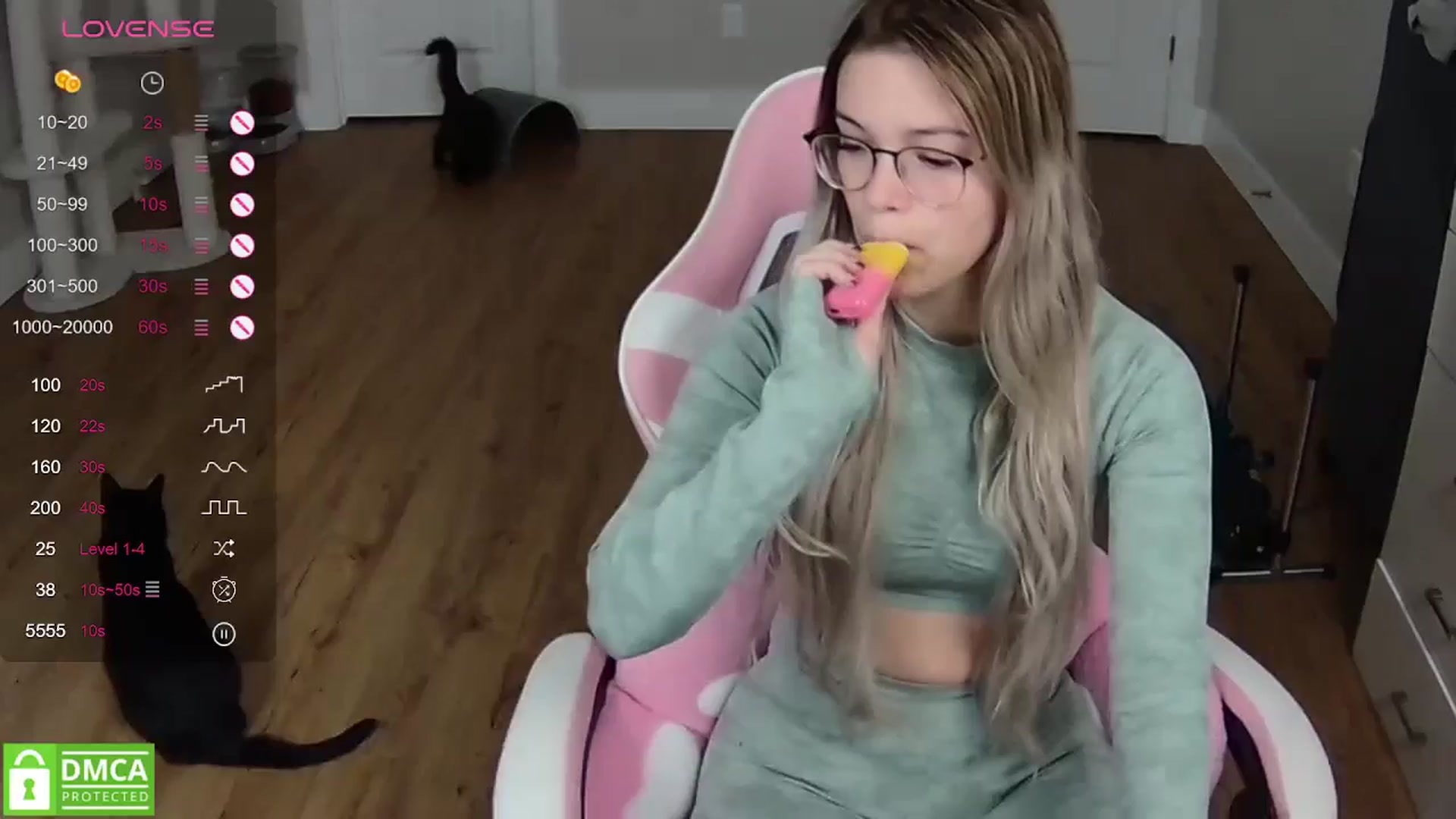 Gallery image thumbnail from Sarahsweets18's myfreecams stream on, 04/23/2024, 15:15 image 8 of 20