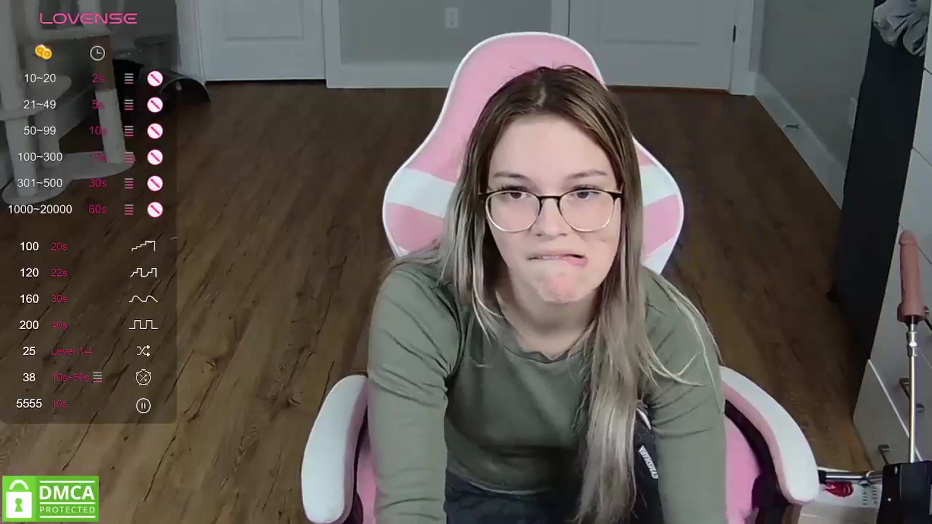 Gallery image thumbnail from Sarahsweets18's myfreecams stream on, 04/28/2024, 03:05 image 5 of 20