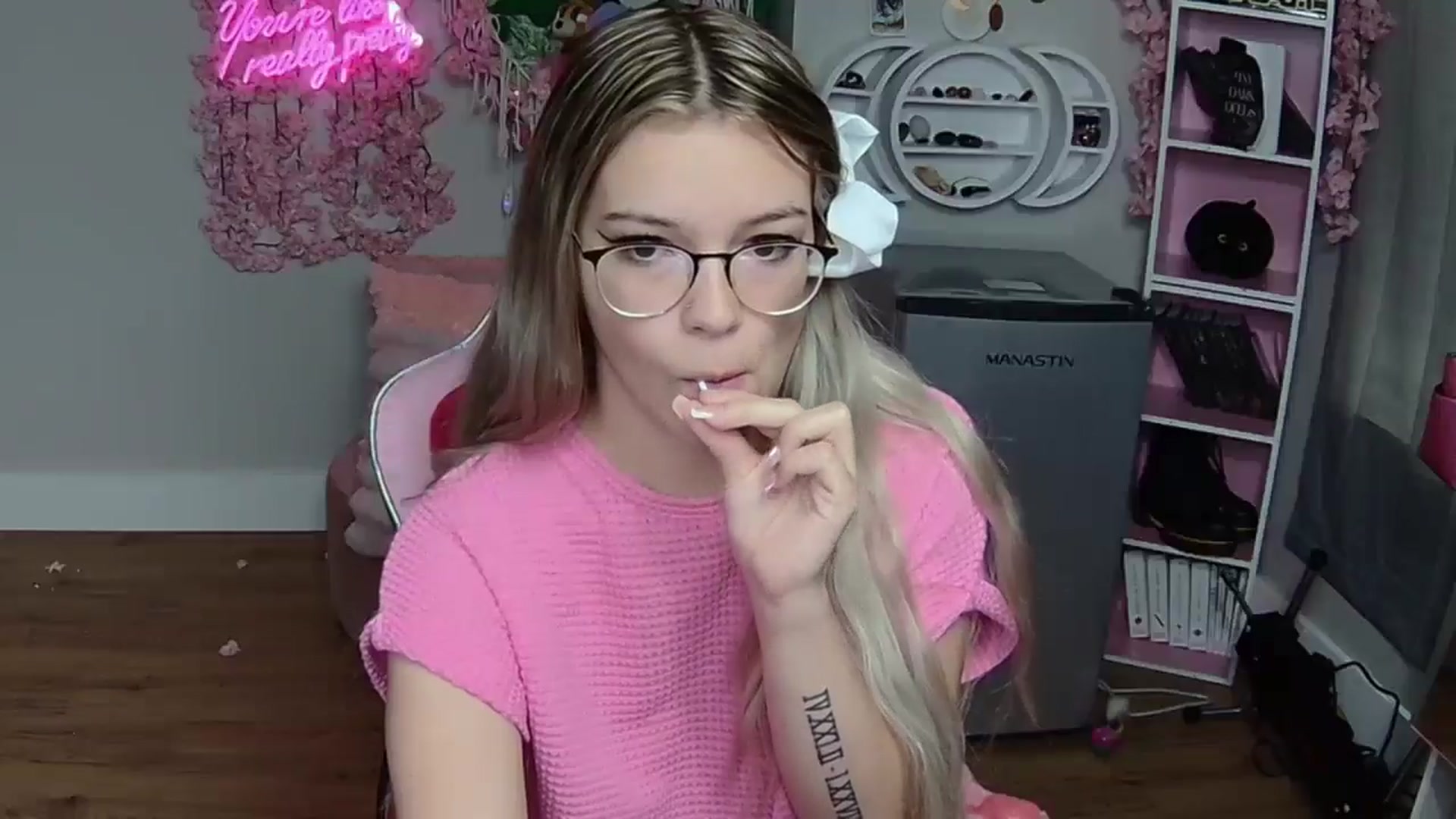 Gallery image thumbnail from Sarahsweets18's myfreecams stream on, 05/25/2024, 17:34 image 4 of 20