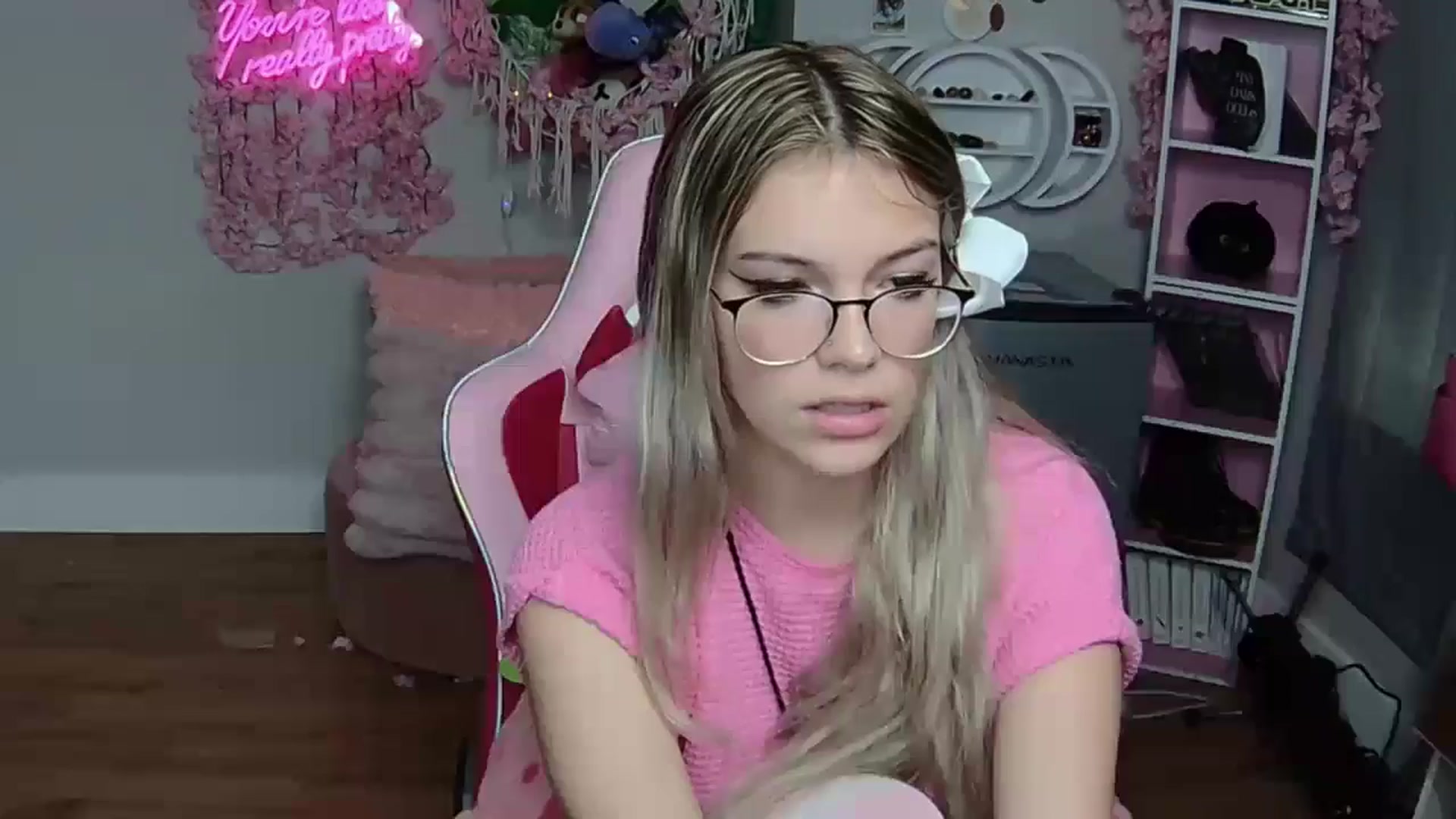 Gallery image thumbnail from Sarahsweets18's myfreecams stream on, 05/25/2024, 17:34 image 19 of 20