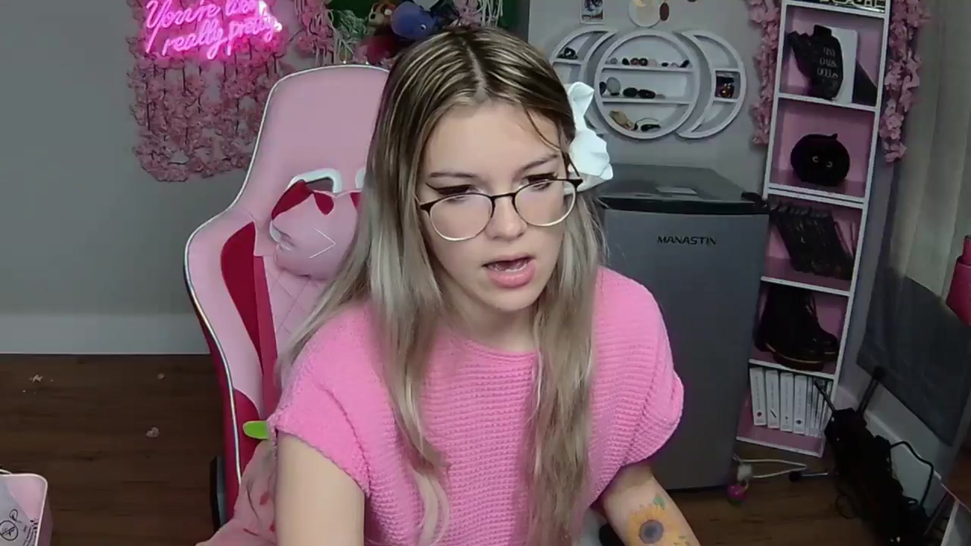 Gallery image thumbnail from Sarahsweets18's myfreecams stream on, 05/25/2024, 17:34 image 6 of 20