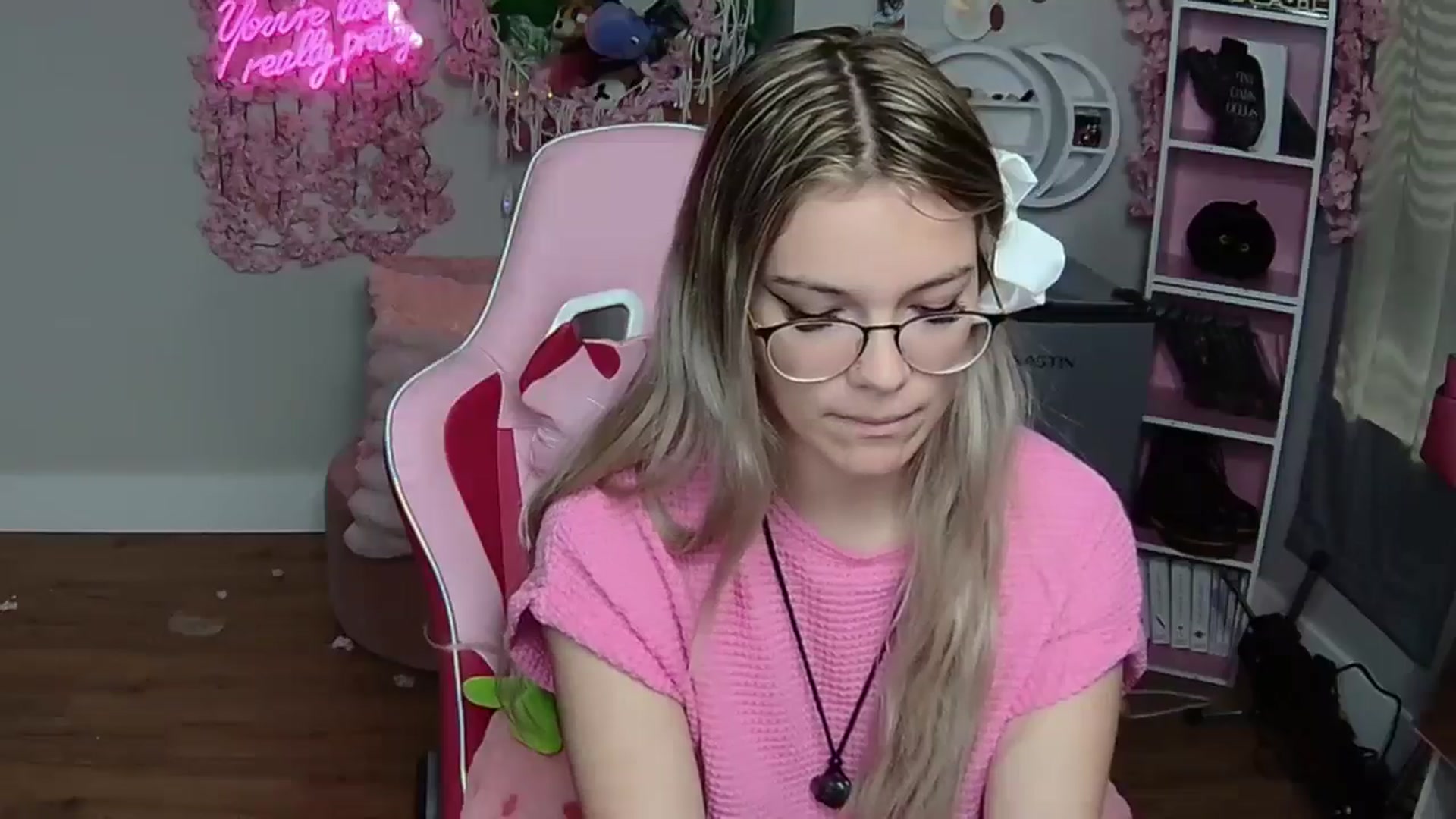 Gallery image thumbnail from Sarahsweets18's myfreecams stream on, 05/25/2024, 17:34 image 14 of 20