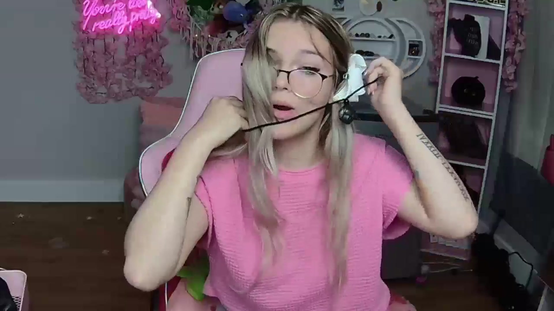 Gallery image thumbnail from Sarahsweets18's myfreecams stream on, 05/25/2024, 17:34 image 9 of 20