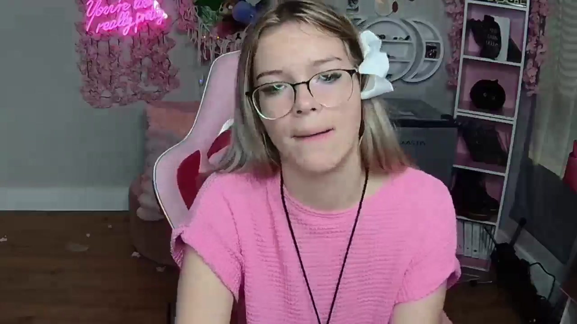 Gallery image thumbnail from Sarahsweets18's myfreecams stream on, 05/25/2024, 17:34 image 15 of 20