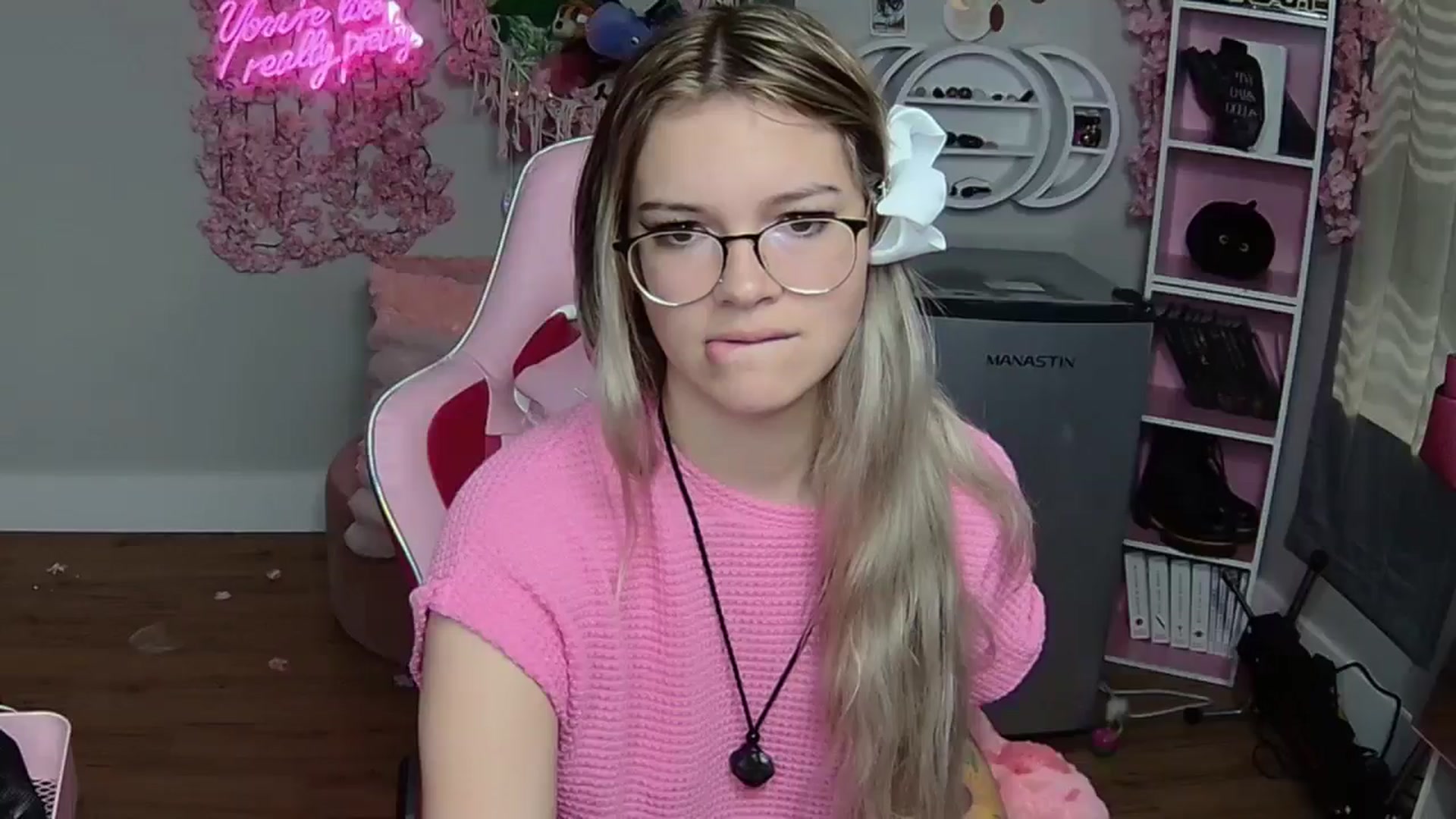 Gallery image thumbnail from Sarahsweets18's myfreecams stream on, 05/25/2024, 17:34 image 12 of 20