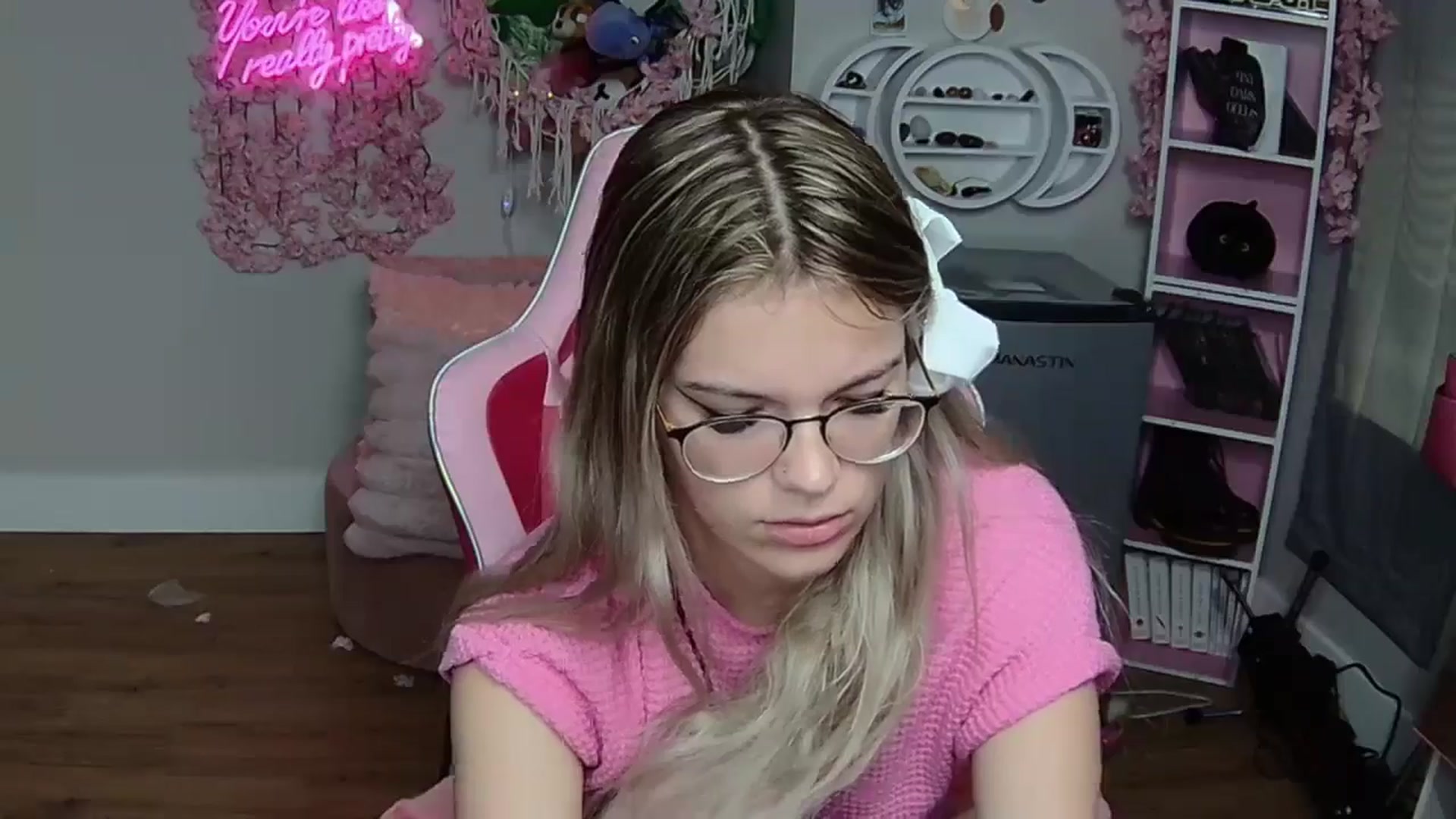 Gallery image thumbnail from Sarahsweets18's myfreecams stream on, 05/25/2024, 17:34 image 17 of 20