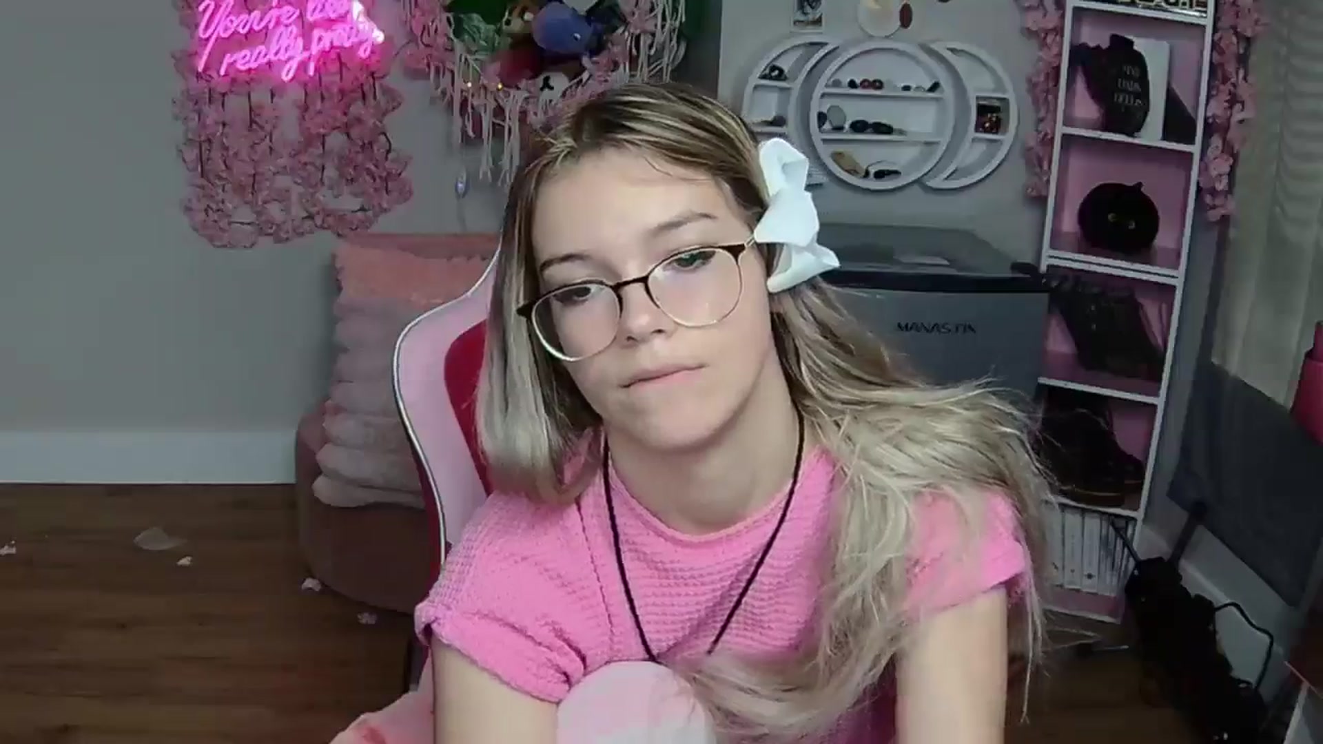 Gallery image thumbnail from Sarahsweets18's myfreecams stream on, 05/25/2024, 17:34 image 16 of 20