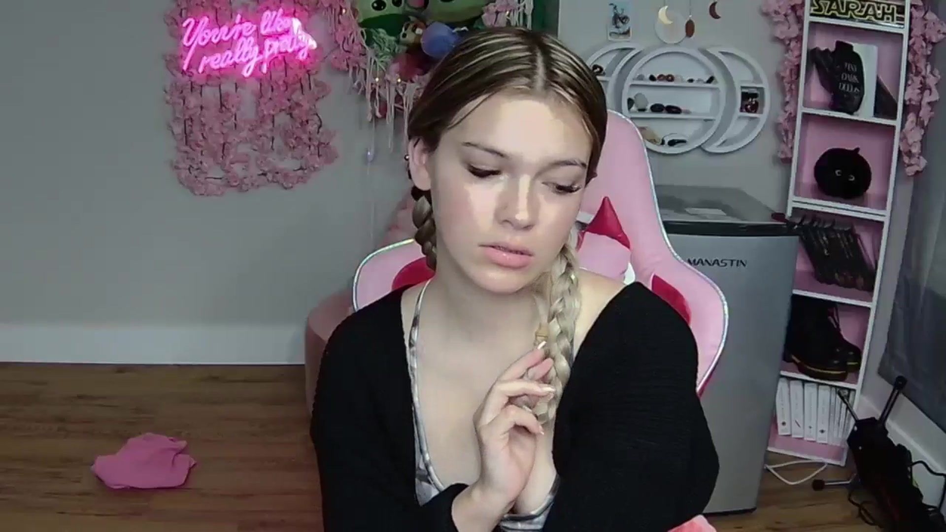 Gallery image thumbnail from Sarahsweets18's myfreecams stream on, 05/26/2024, 18:41 image 17 of 20