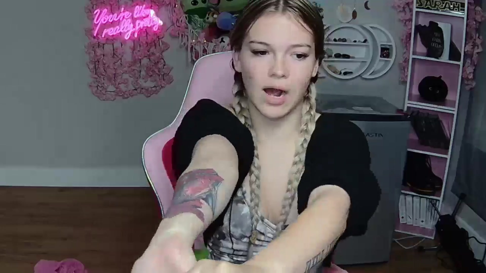 Gallery image thumbnail from Sarahsweets18's myfreecams stream on, 05/26/2024, 18:41 image 13 of 20