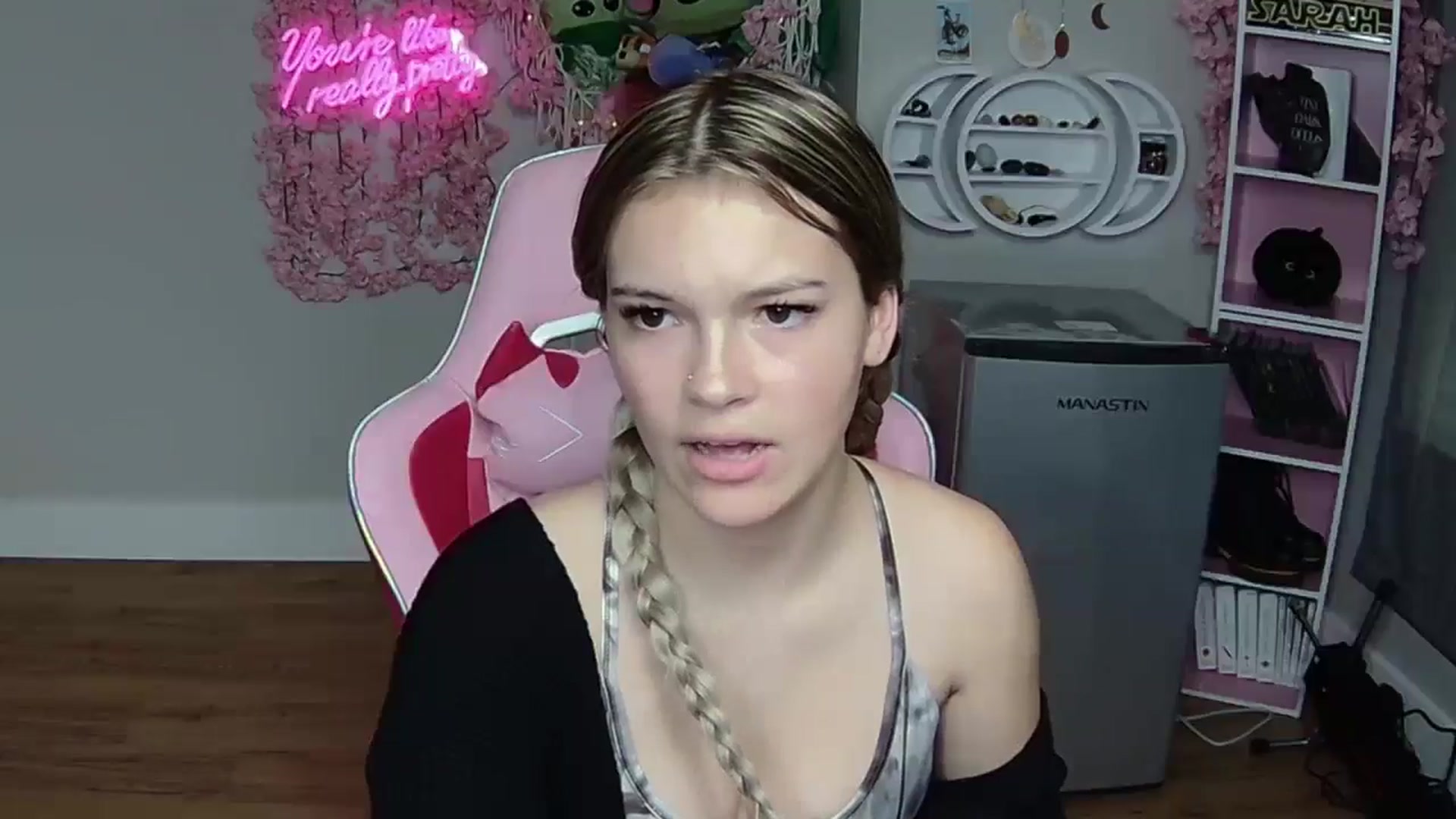 Gallery image thumbnail from Sarahsweets18's myfreecams stream on, 05/26/2024, 18:41 image 10 of 20