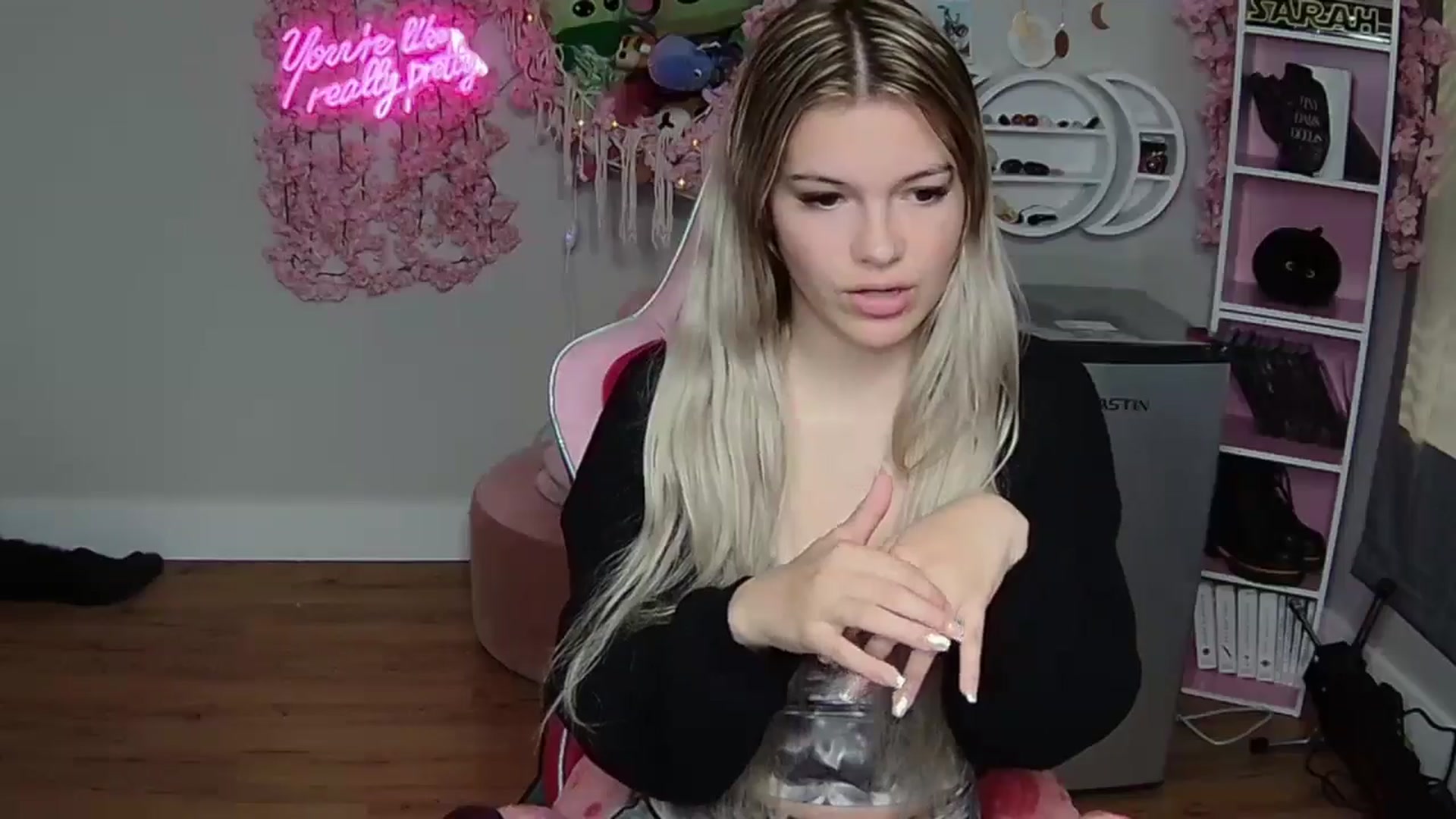 Gallery image thumbnail from Sarahsweets18's myfreecams stream on, 05/26/2024, 18:41 image 2 of 20