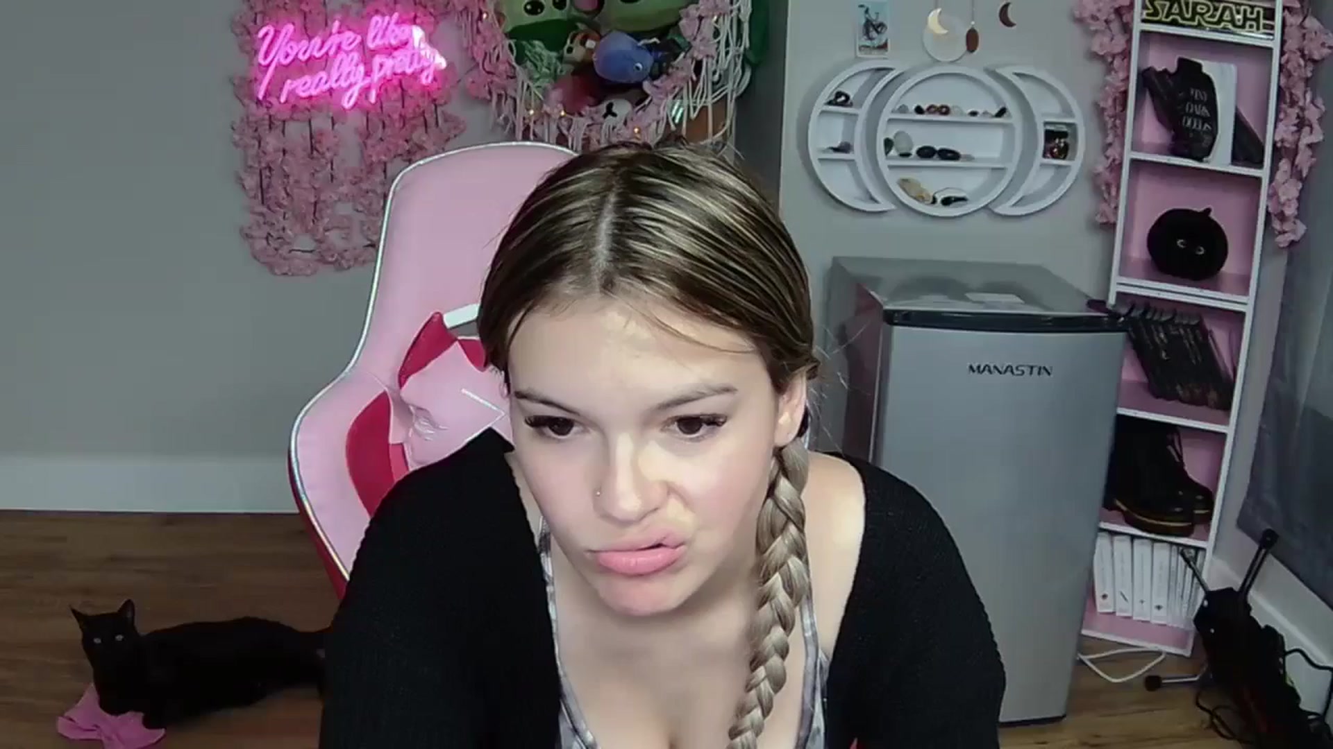 Gallery image thumbnail from Sarahsweets18's myfreecams stream on, 05/26/2024, 18:41 image 14 of 20