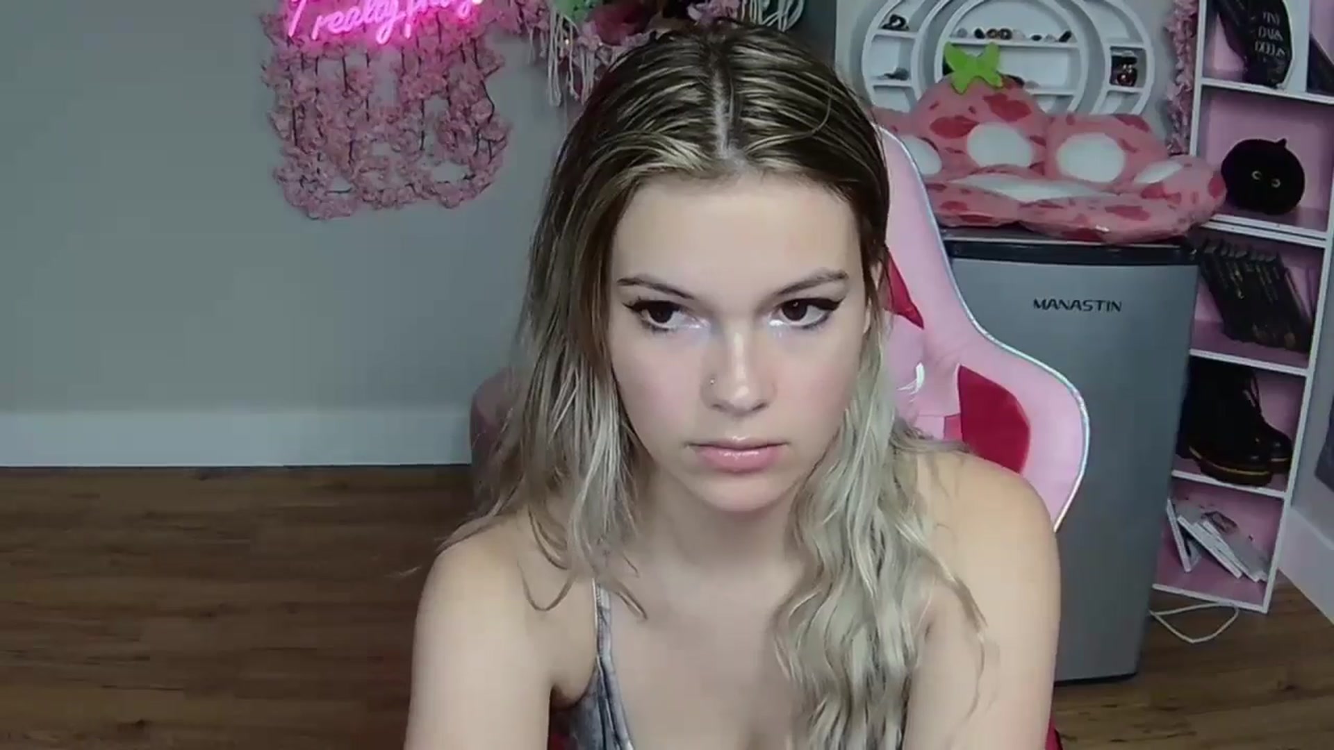 Gallery image thumbnail from Sarahsweets18's myfreecams stream on, 05/28/2024, 11:43 image 15 of 20