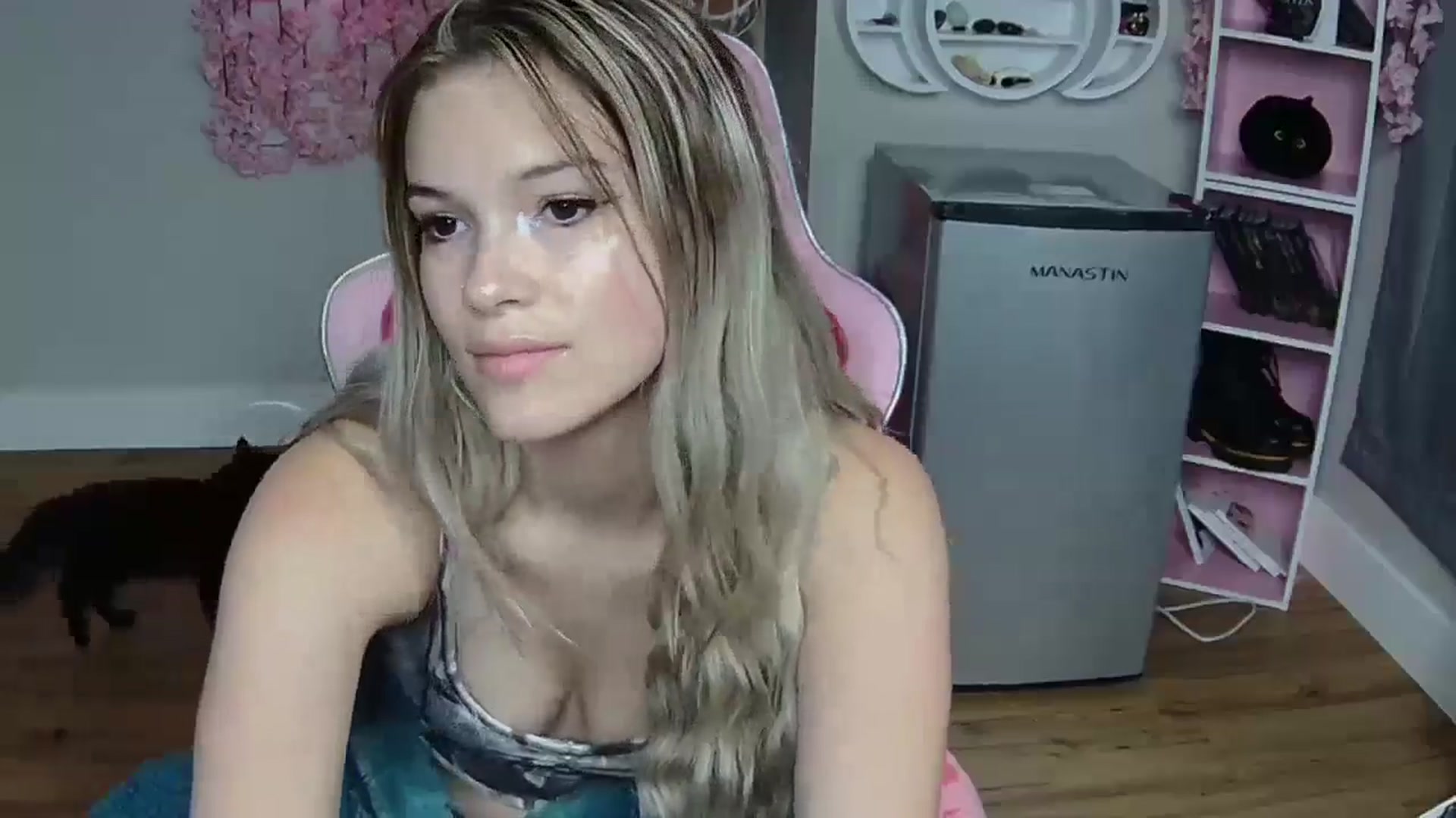 Gallery image thumbnail from Sarahsweets18's myfreecams stream on, 05/28/2024, 11:43 image 4 of 20