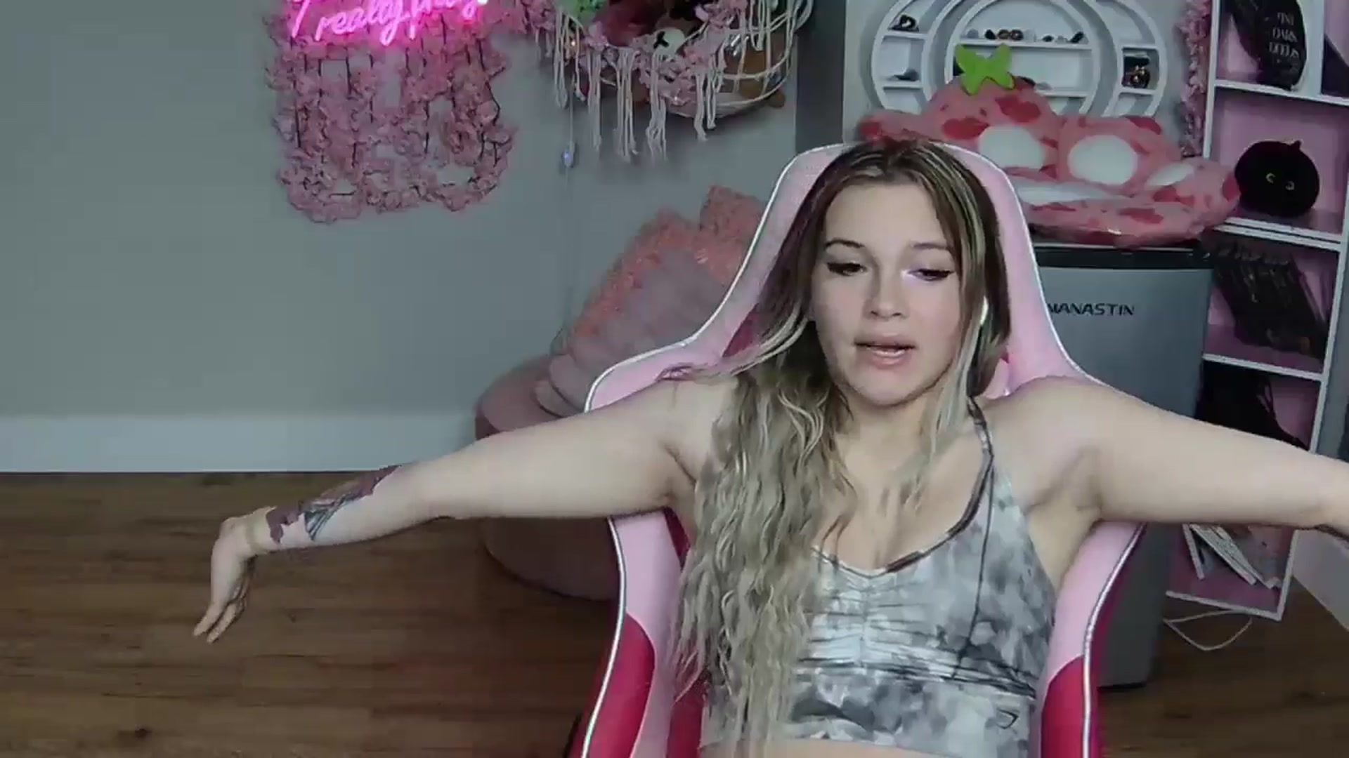 Gallery image thumbnail from Sarahsweets18's myfreecams stream on, 05/28/2024, 11:43 image 16 of 20