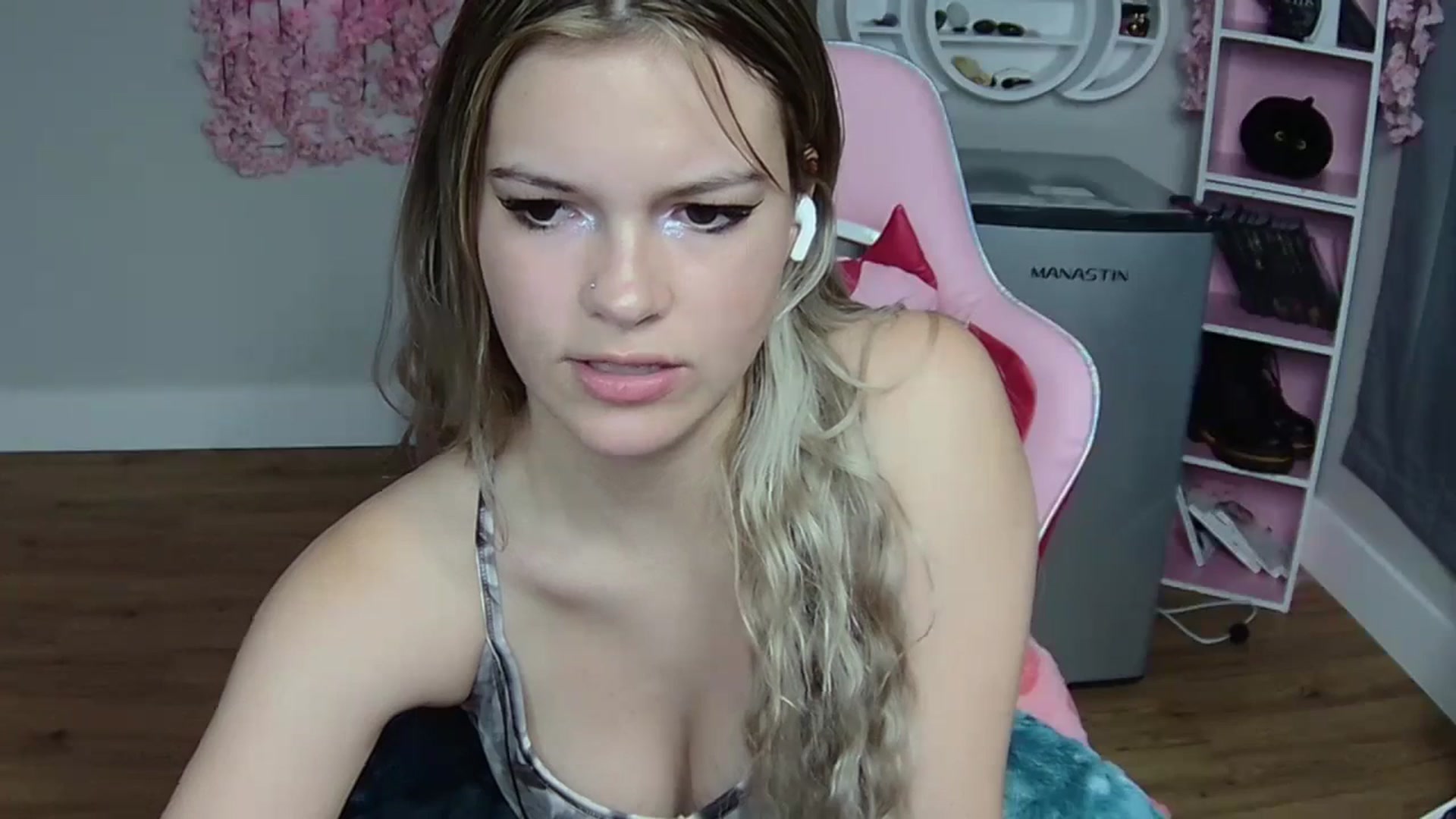 Gallery image thumbnail from Sarahsweets18's myfreecams stream on, 05/28/2024, 11:43 image 11 of 20