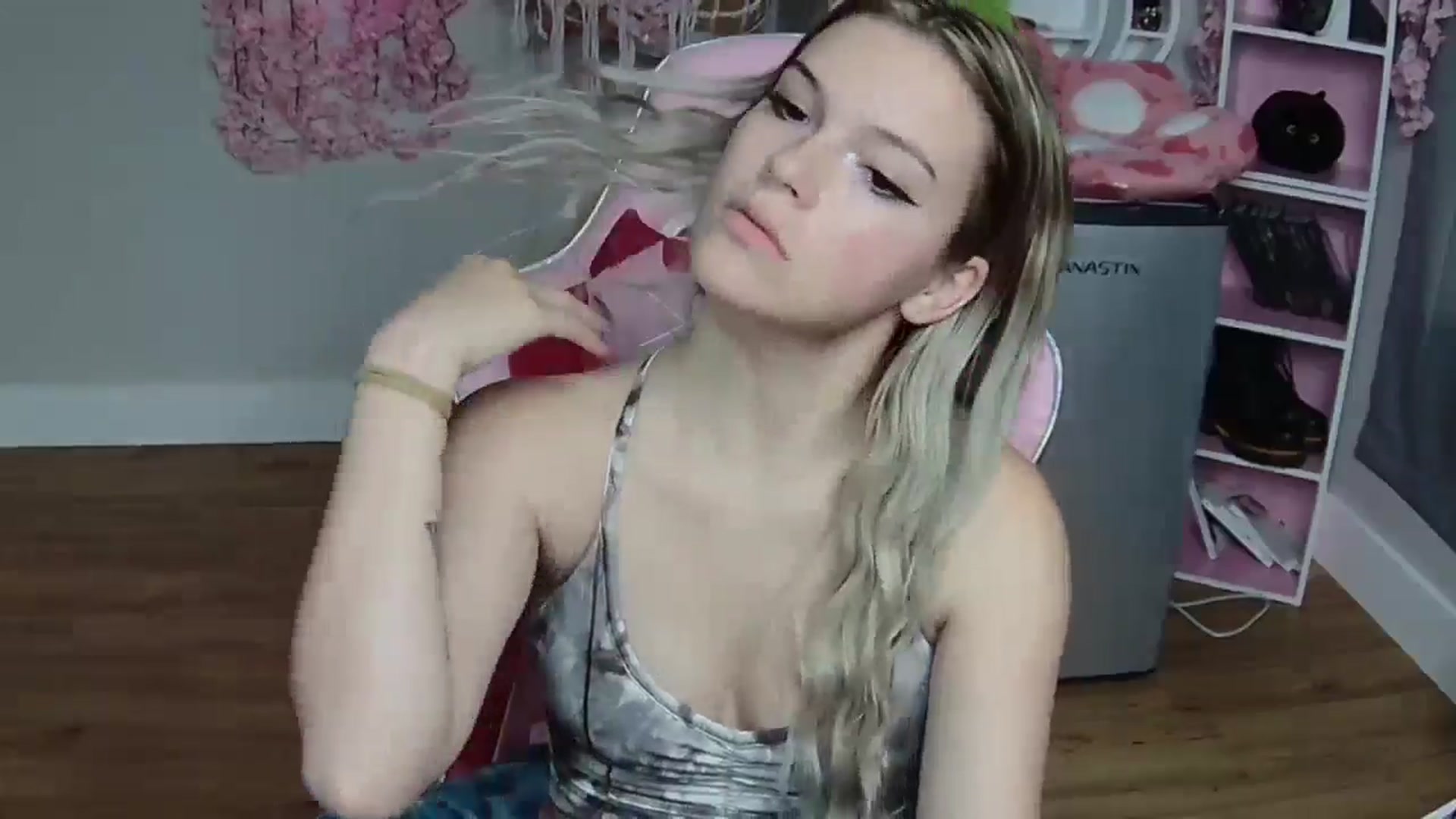Gallery image thumbnail from Sarahsweets18's myfreecams stream on, 05/28/2024, 12:18 image 3 of 20
