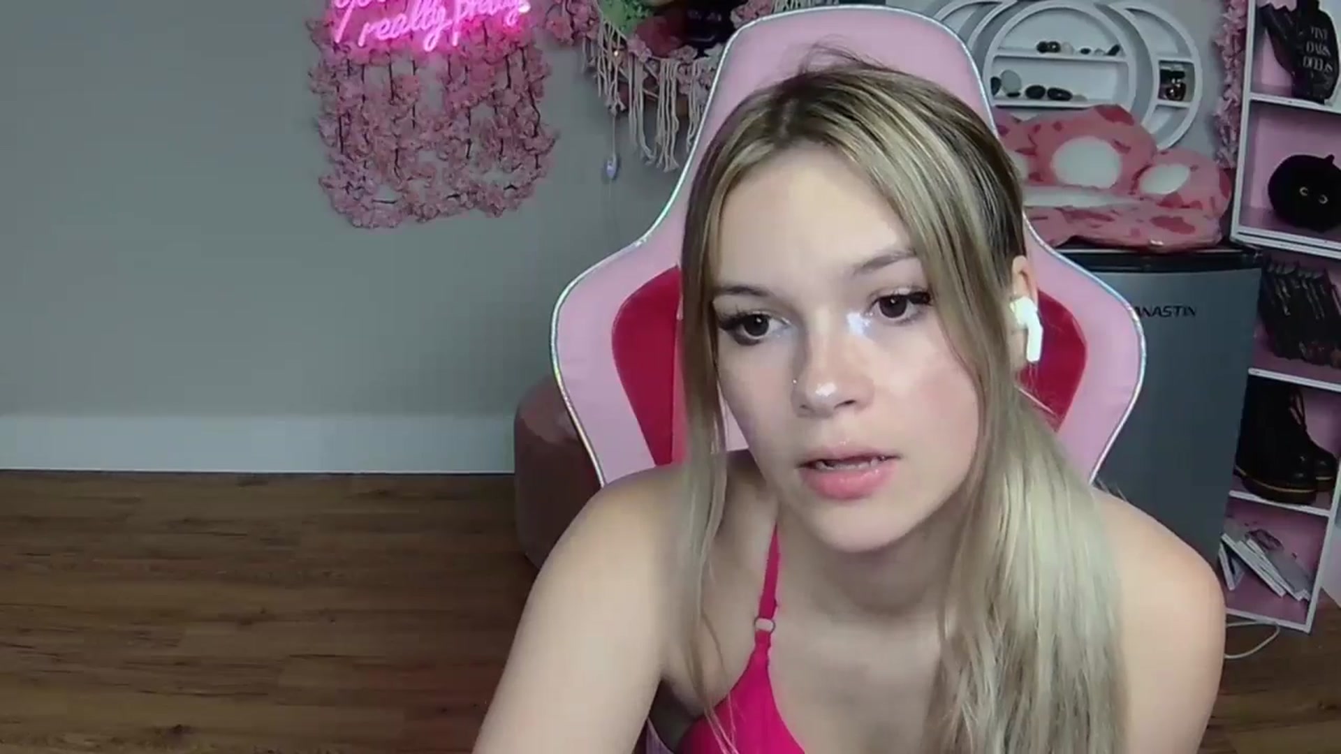 Gallery image thumbnail from Sarahsweets18's myfreecams stream on, 05/30/2024, 08:32 image 4 of 20