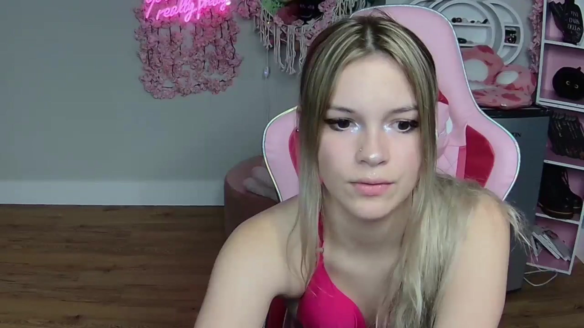 Gallery image thumbnail from Sarahsweets18's myfreecams stream on, 05/30/2024, 08:32 image 3 of 20