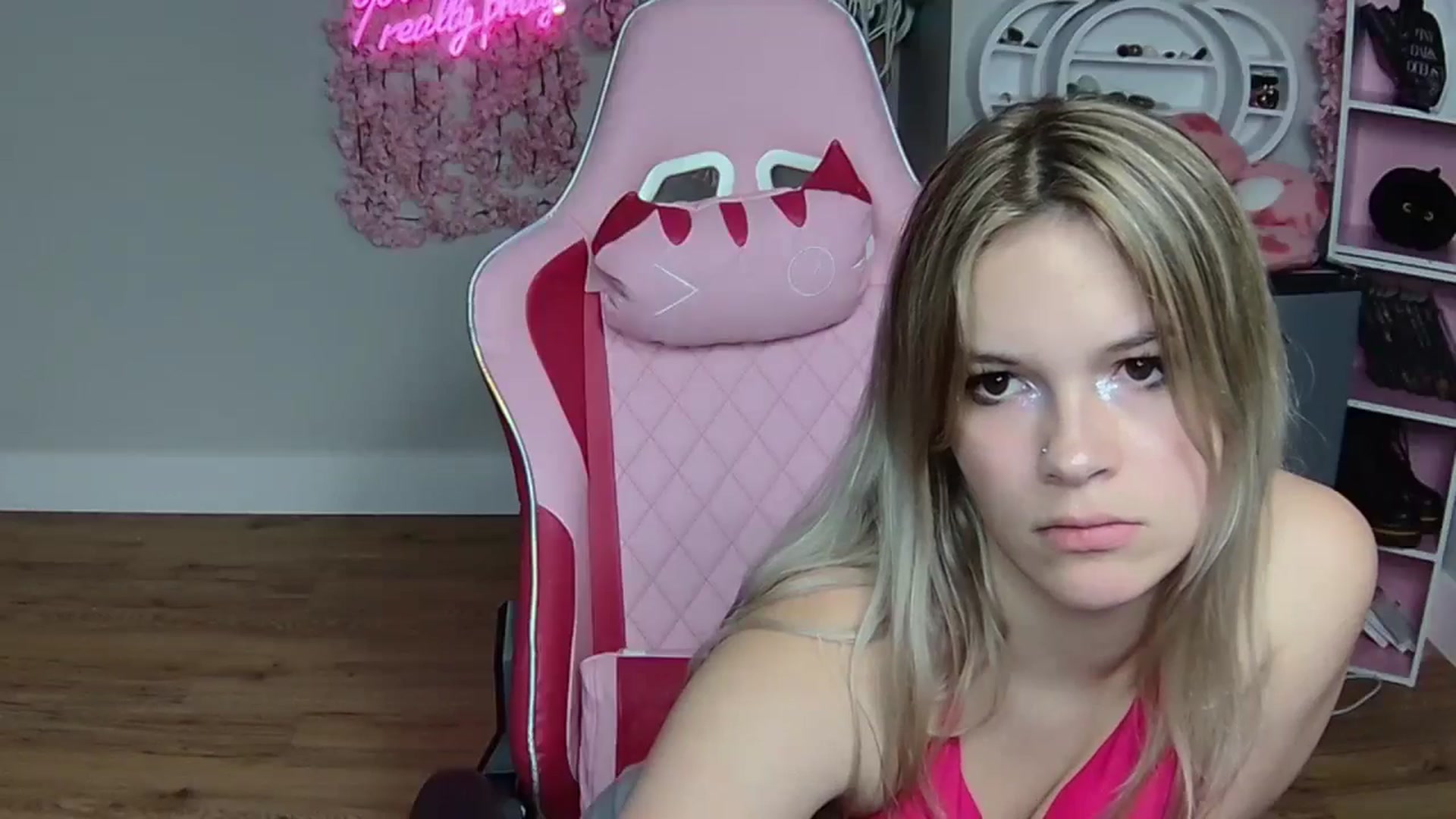 Gallery image thumbnail from Sarahsweets18's myfreecams stream on, 05/30/2024, 08:32 image 12 of 20
