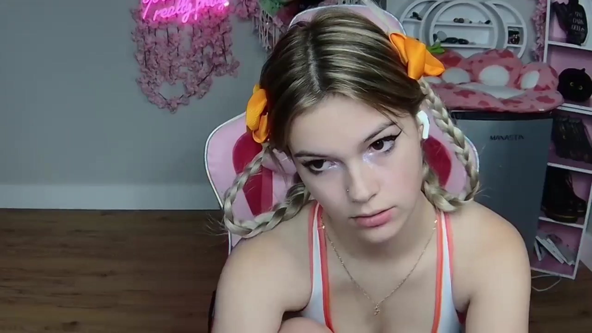 Gallery image thumbnail from Sarahsweets18's myfreecams stream on, 05/30/2024, 19:07 image 12 of 20