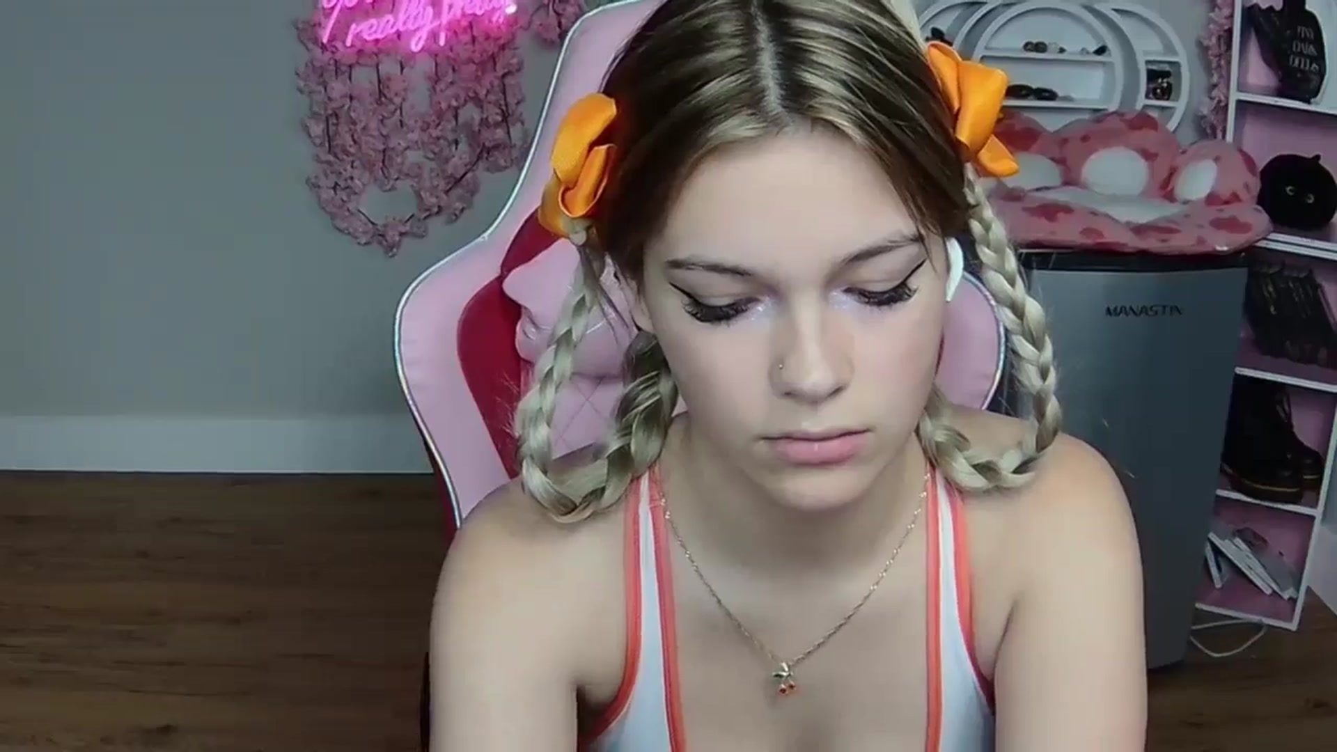 Gallery image thumbnail from Sarahsweets18's myfreecams stream on, 05/30/2024, 19:07 image 16 of 20