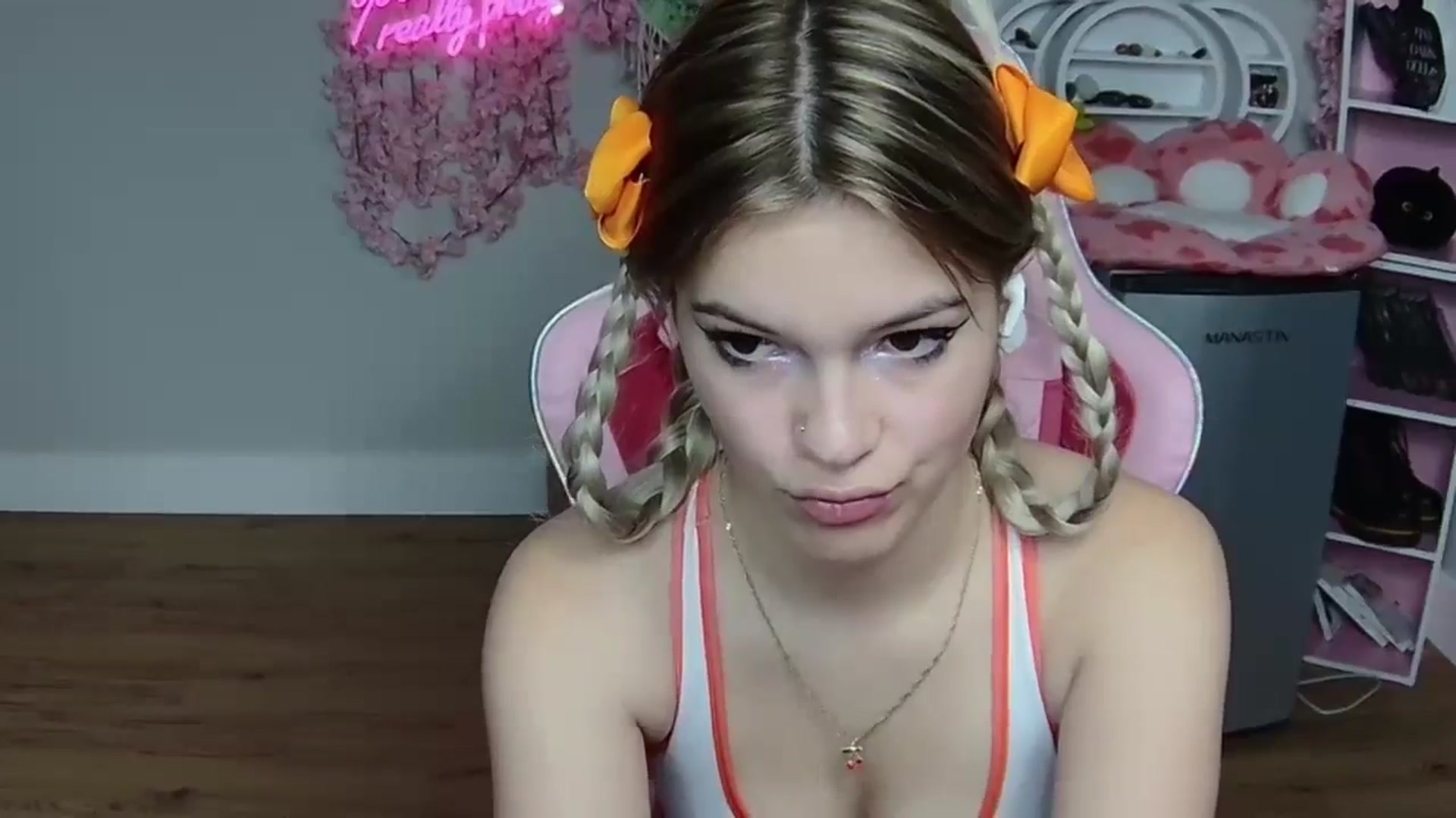 Gallery image thumbnail from Sarahsweets18's myfreecams stream on, 05/30/2024, 19:07 image 9 of 20