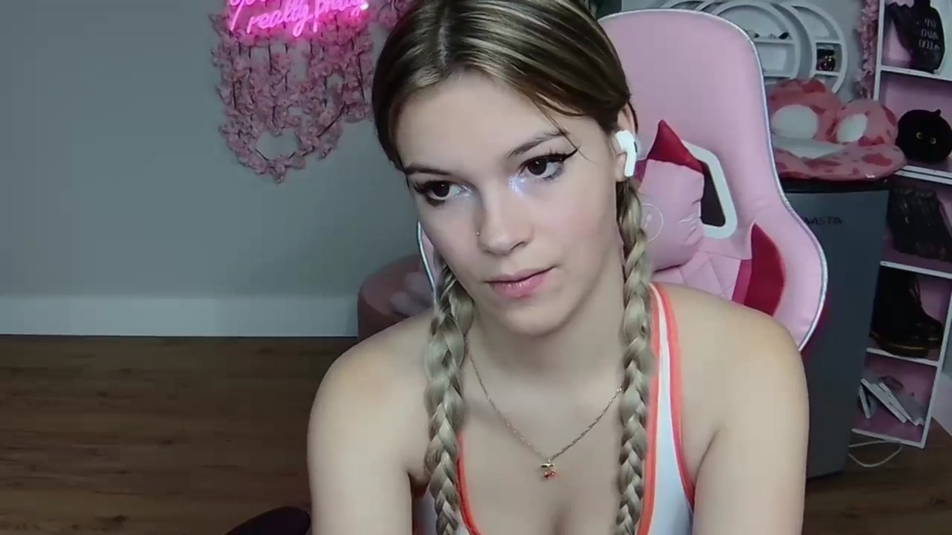 Gallery image thumbnail from Sarahsweets18's myfreecams stream on, 05/30/2024, 19:07 image 3 of 20