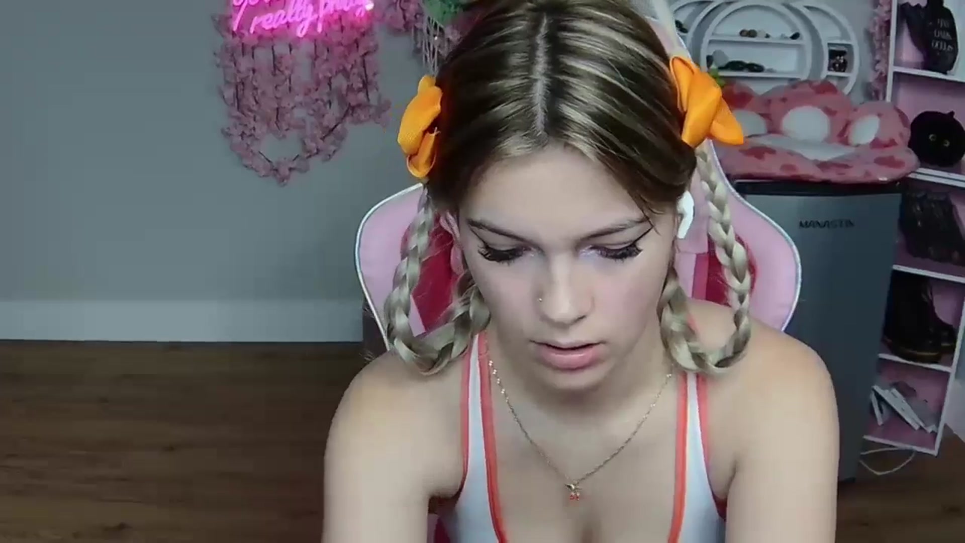 Gallery image thumbnail from Sarahsweets18's myfreecams stream on, 05/30/2024, 19:07 image 8 of 20