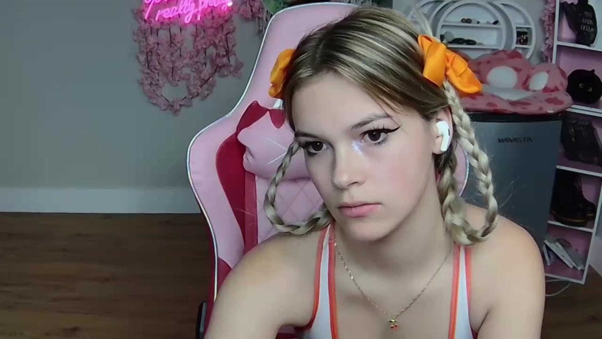 Gallery image thumbnail from Sarahsweets18's myfreecams stream on, 05/30/2024, 19:07 image 18 of 20