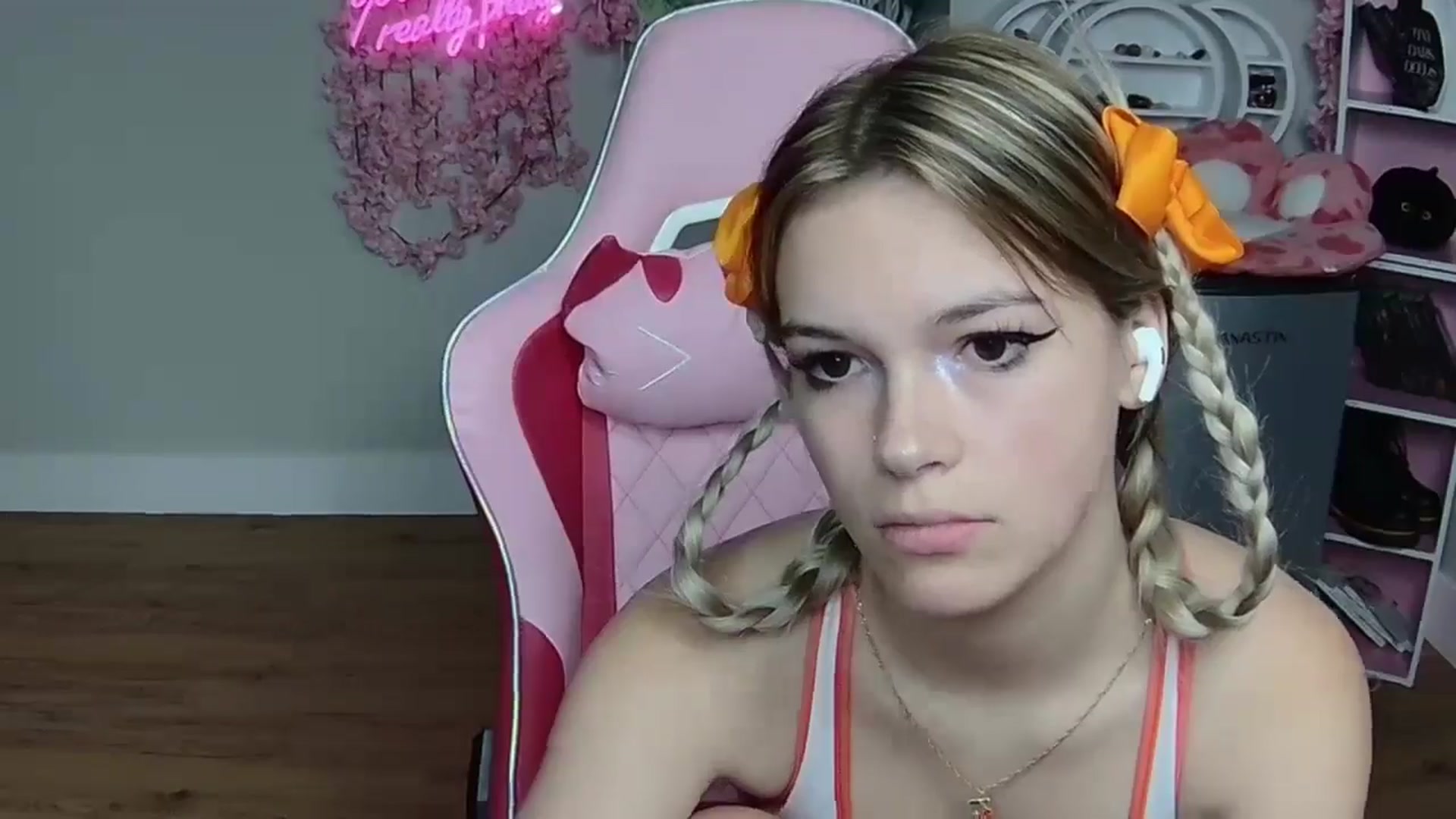 Gallery image thumbnail from Sarahsweets18's myfreecams stream on, 05/30/2024, 19:07 image 17 of 20