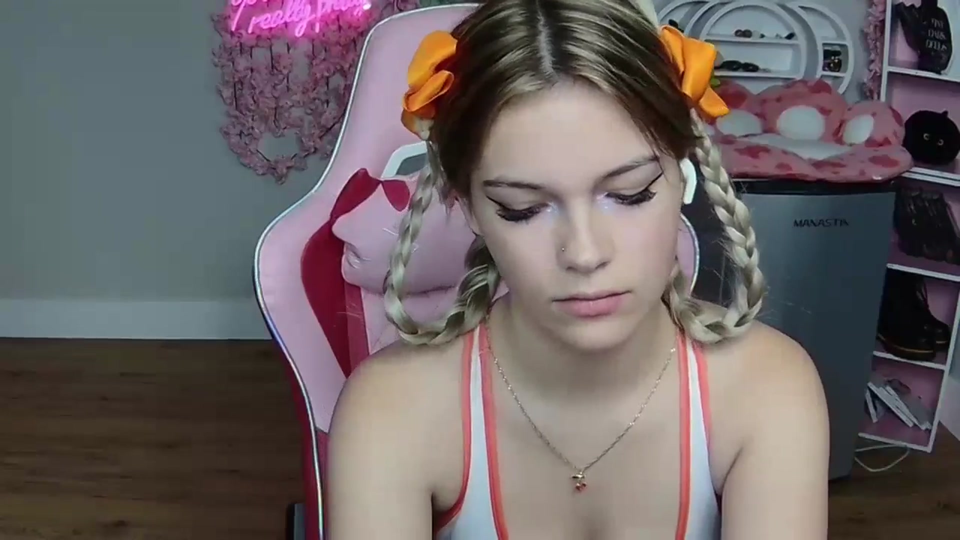 Gallery image thumbnail from Sarahsweets18's myfreecams stream on, 05/30/2024, 19:07 image 19 of 20