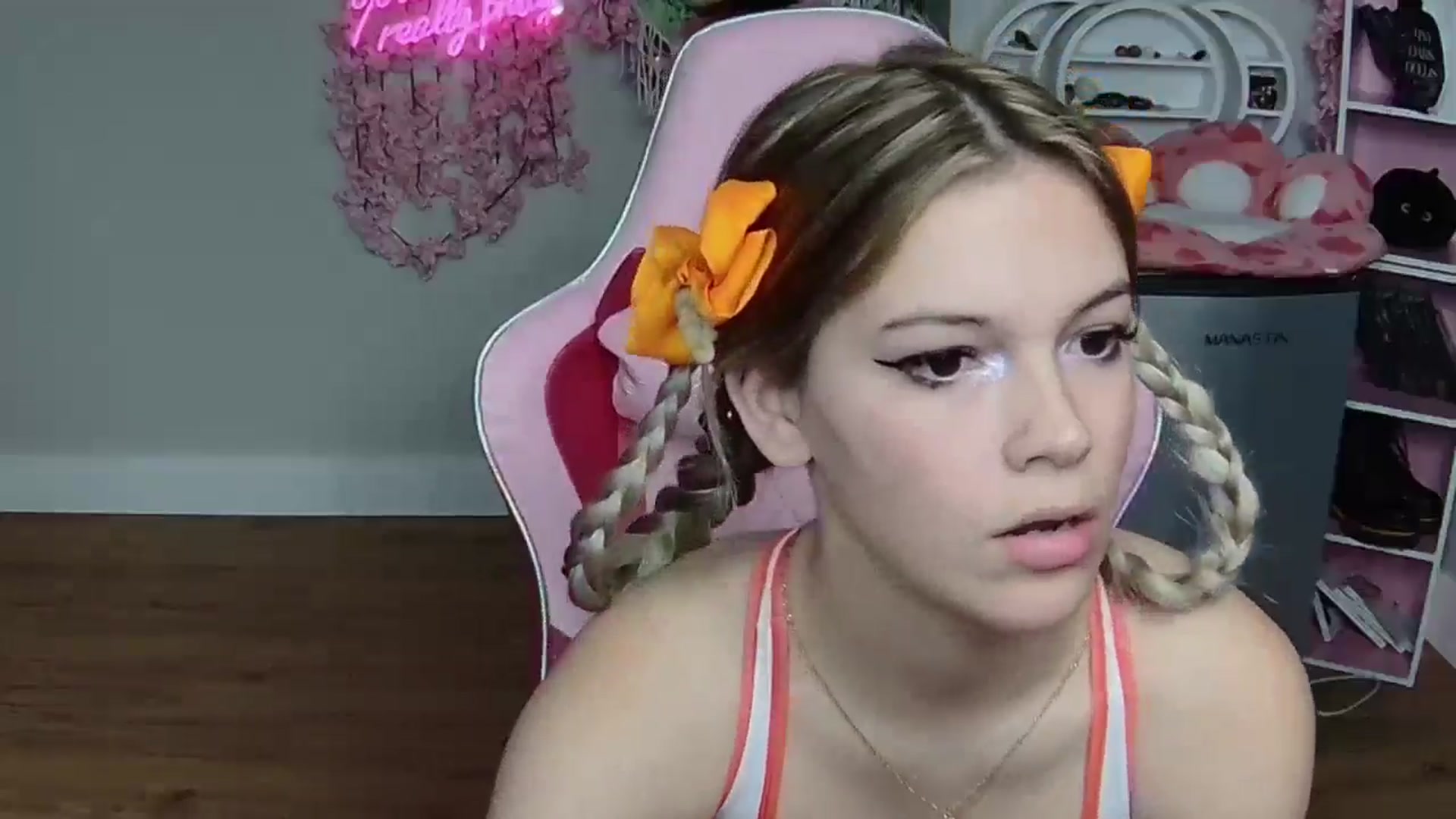 Gallery image thumbnail from Sarahsweets18's myfreecams stream on, 05/30/2024, 19:07 image 15 of 20