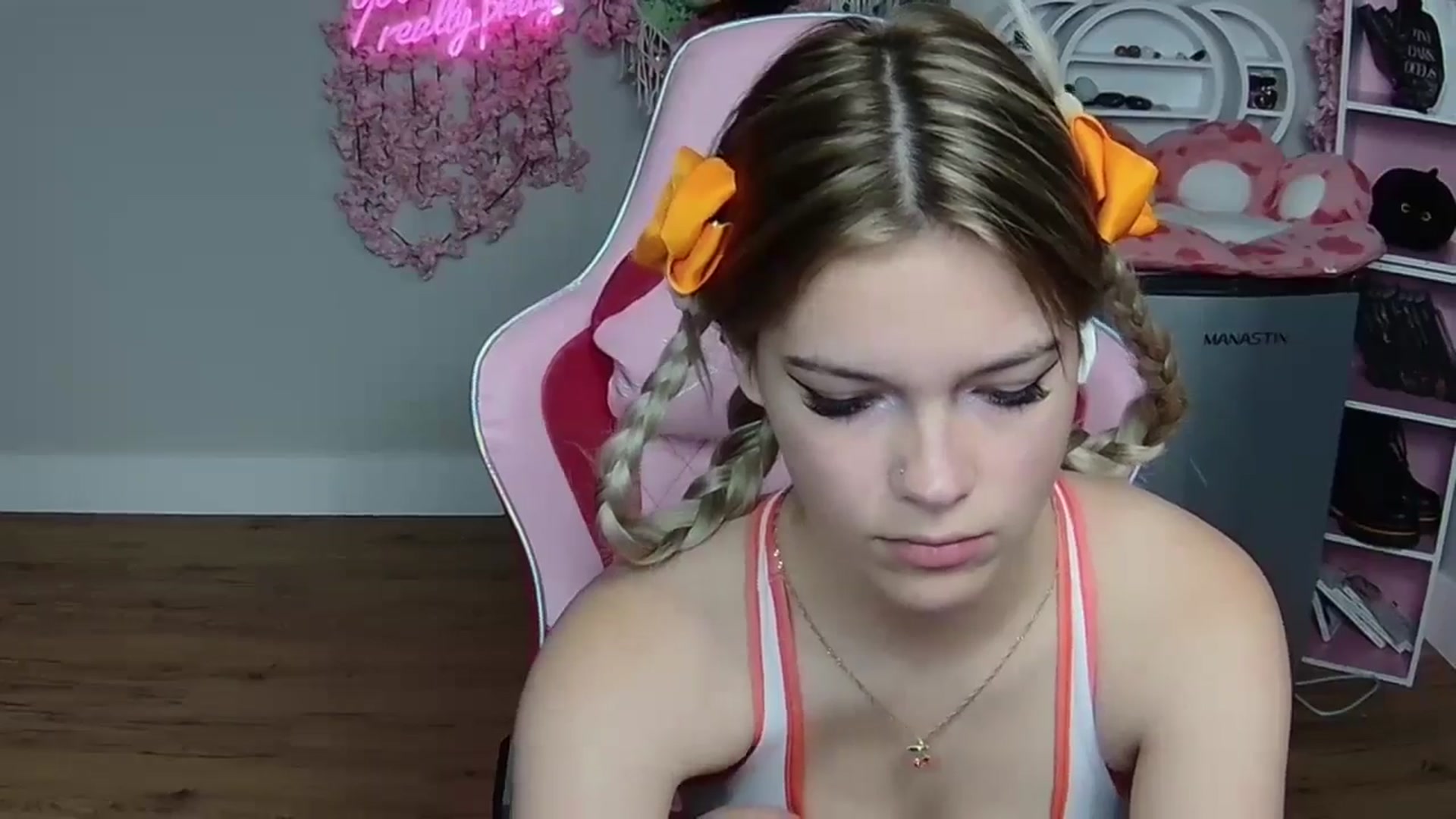 Gallery image thumbnail from Sarahsweets18's myfreecams stream on, 05/30/2024, 19:07 image 13 of 20
