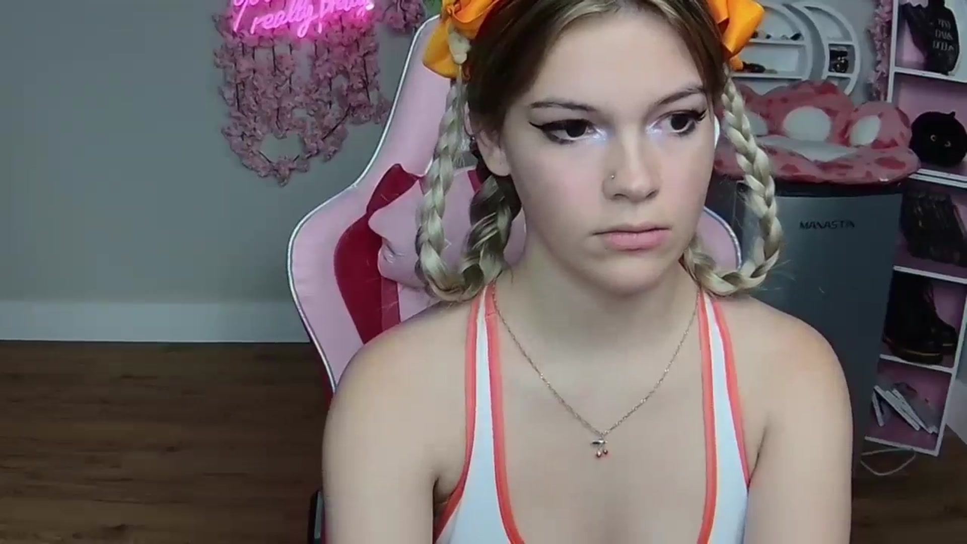Gallery image thumbnail from Sarahsweets18's myfreecams stream on, 05/30/2024, 19:07 image 20 of 20