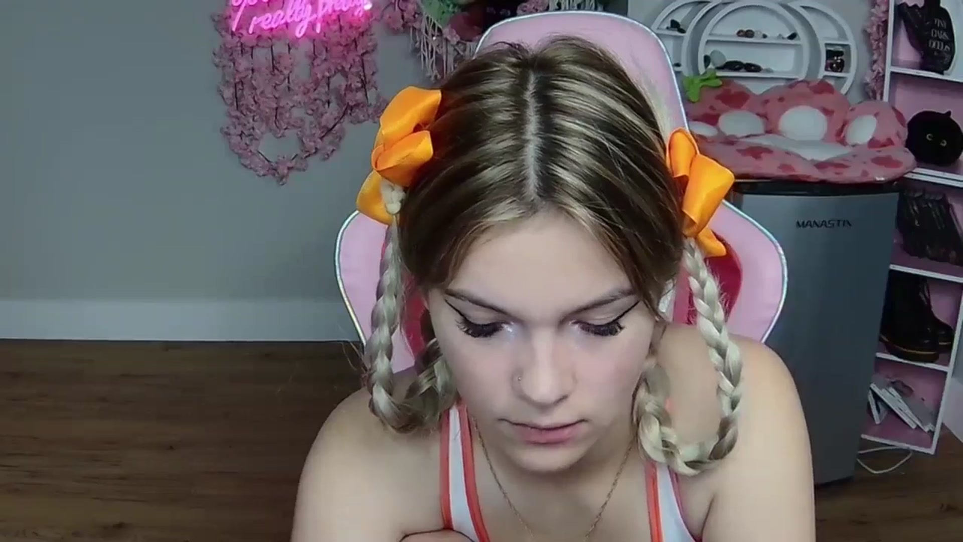 Gallery image thumbnail from Sarahsweets18's myfreecams stream on, 05/30/2024, 20:07 image 10 of 20