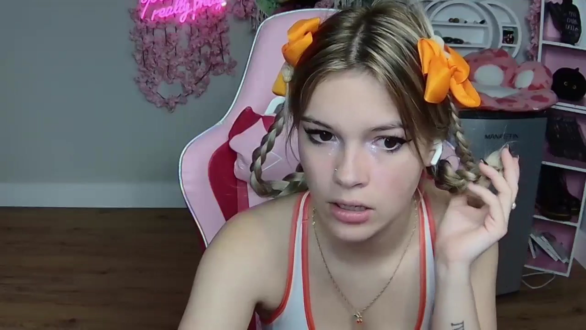 Gallery image thumbnail from Sarahsweets18's myfreecams stream on, 05/30/2024, 20:07 image 14 of 20