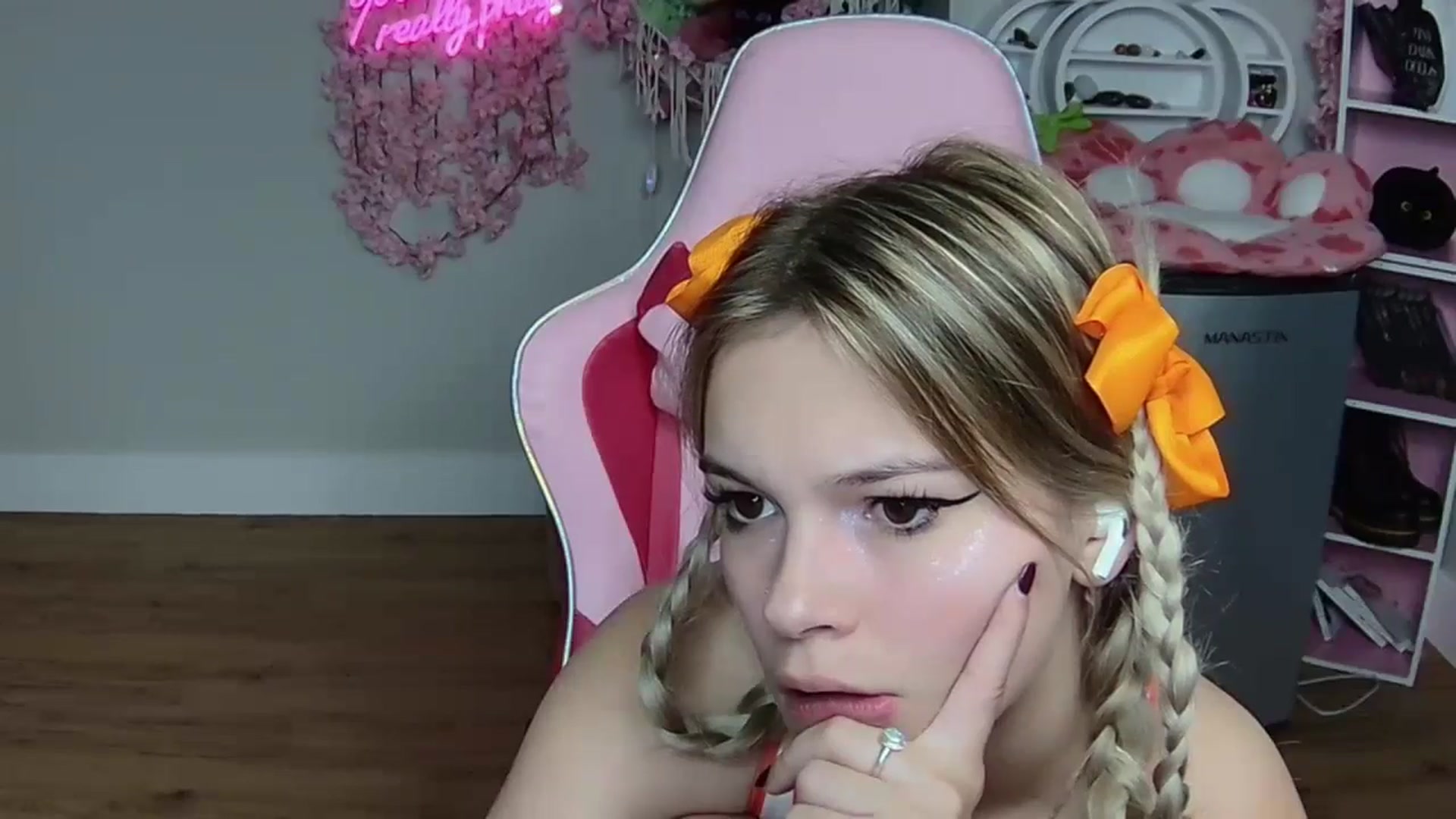 Gallery image thumbnail from Sarahsweets18's myfreecams stream on, 05/30/2024, 20:07 image 9 of 20