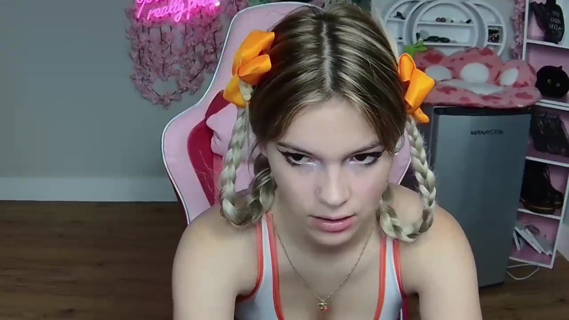 Gallery image thumbnail from Sarahsweets18's myfreecams stream on, 05/30/2024, 20:07 image 5 of 20