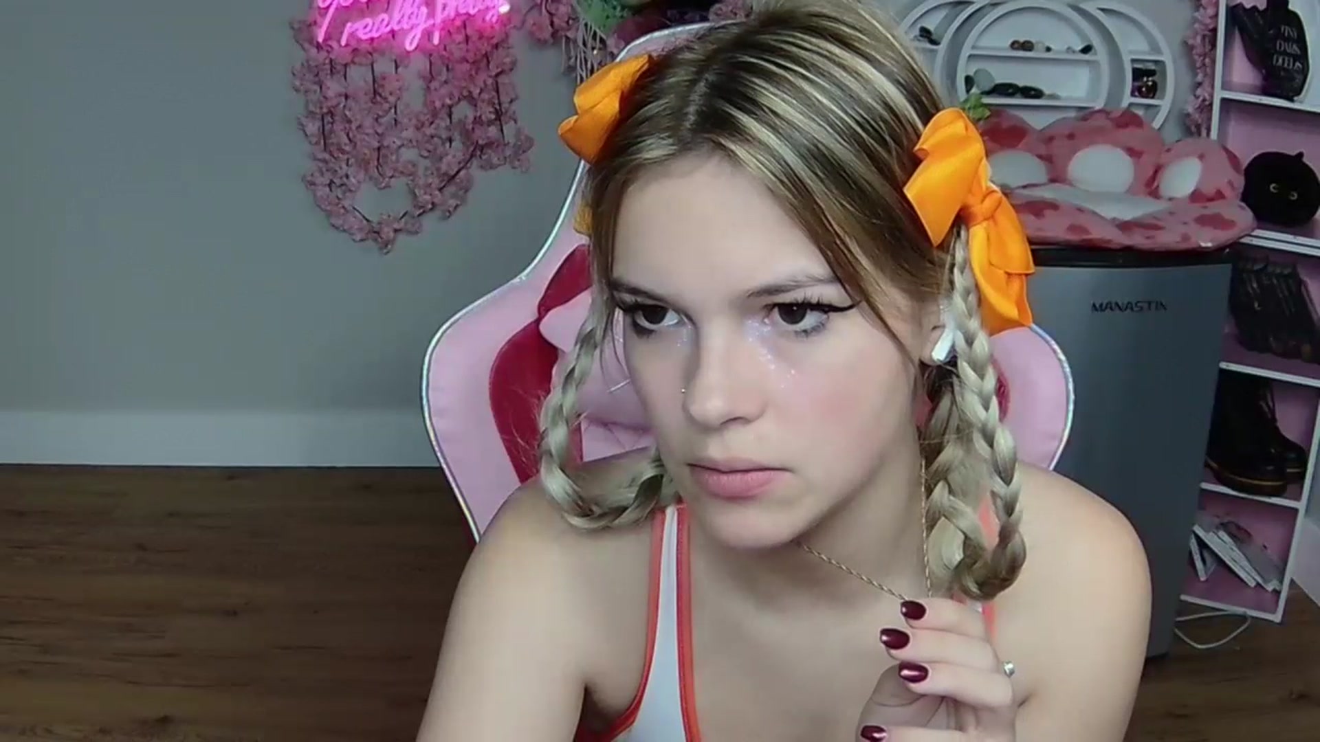 Gallery image thumbnail from Sarahsweets18's myfreecams stream on, 05/30/2024, 20:07 image 12 of 20
