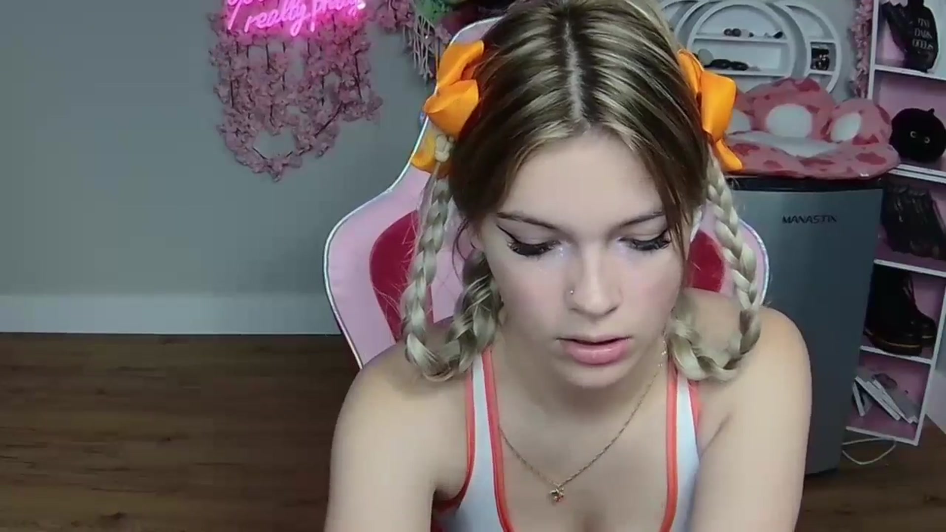 Gallery image thumbnail from Sarahsweets18's myfreecams stream on, 05/30/2024, 20:07 image 19 of 20
