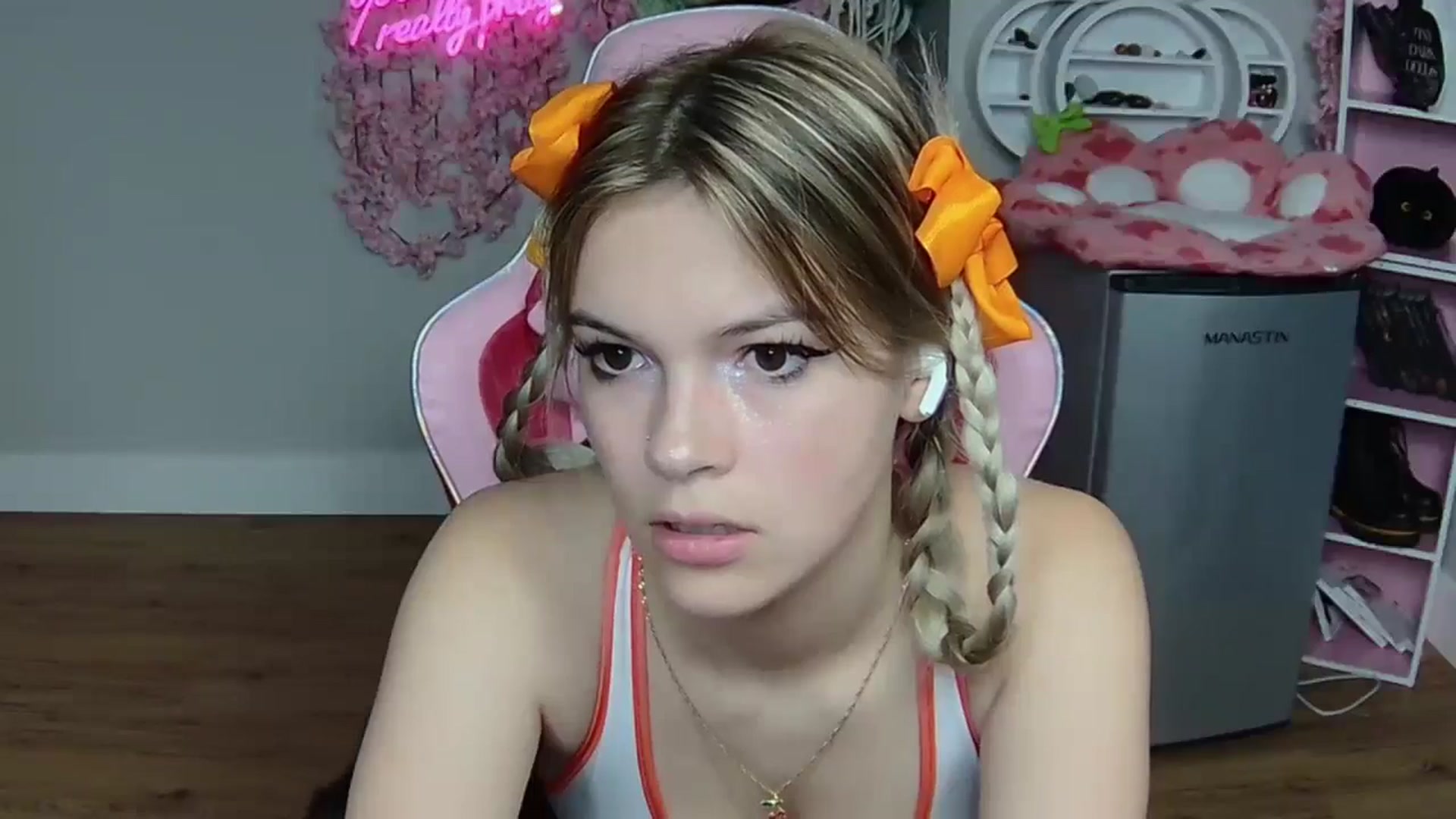 Gallery image thumbnail from Sarahsweets18's myfreecams stream on, 05/30/2024, 20:07 image 6 of 20