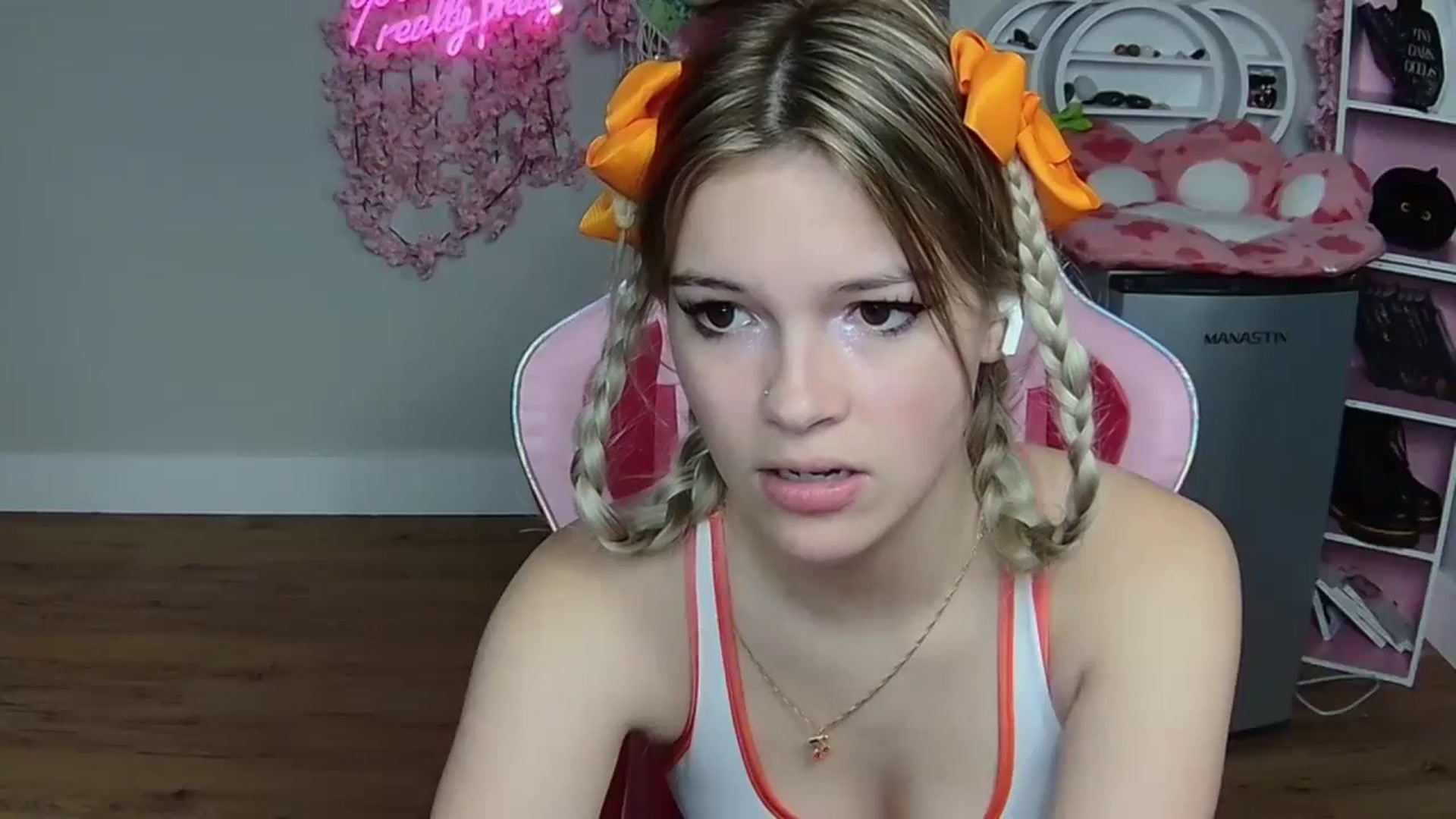 Gallery image thumbnail from Sarahsweets18's myfreecams stream on, 05/30/2024, 20:07 image 18 of 20