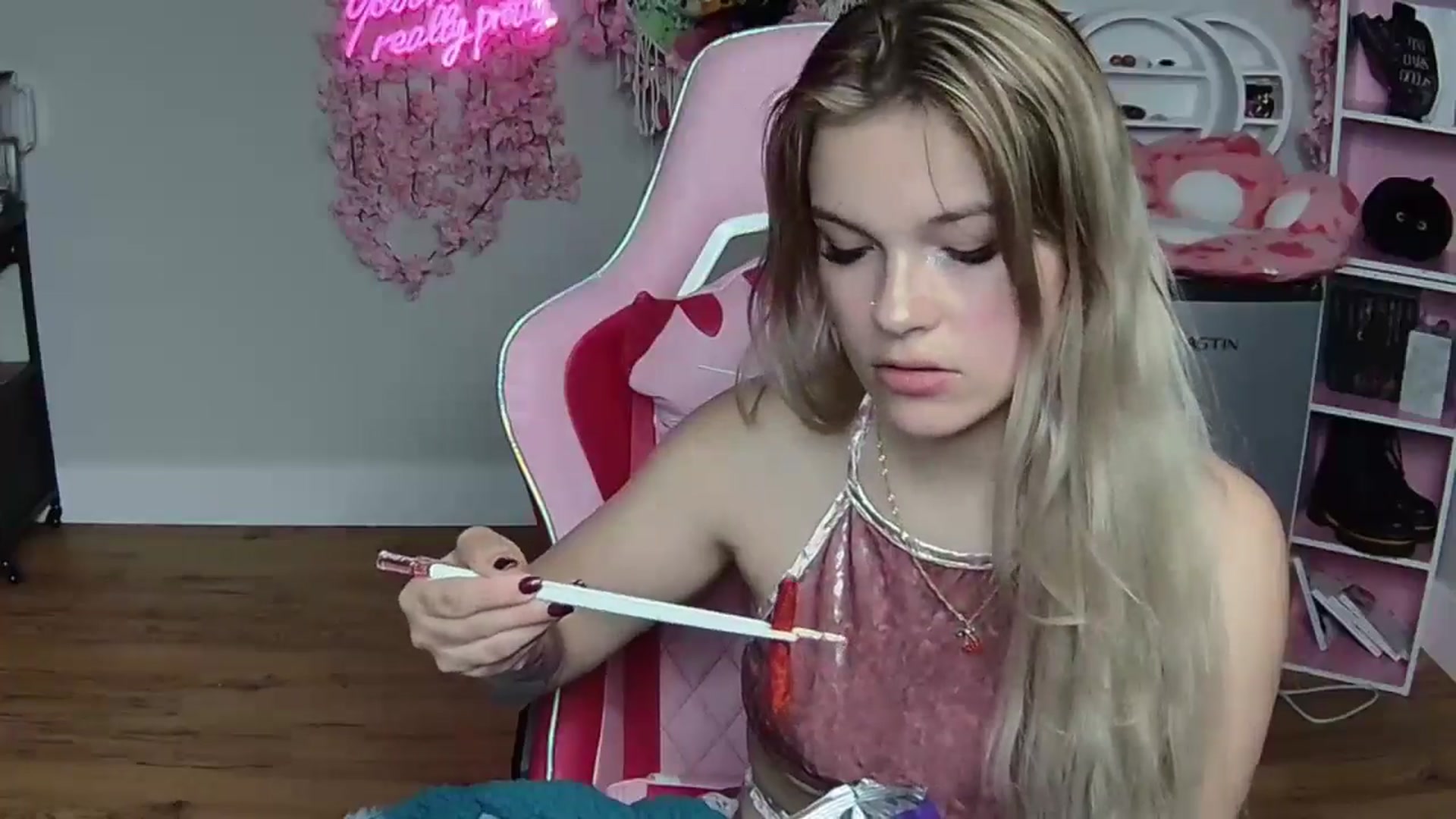 Gallery image thumbnail from Sarahsweets18's myfreecams stream on, 06/01/2024, 08:18 image 19 of 20