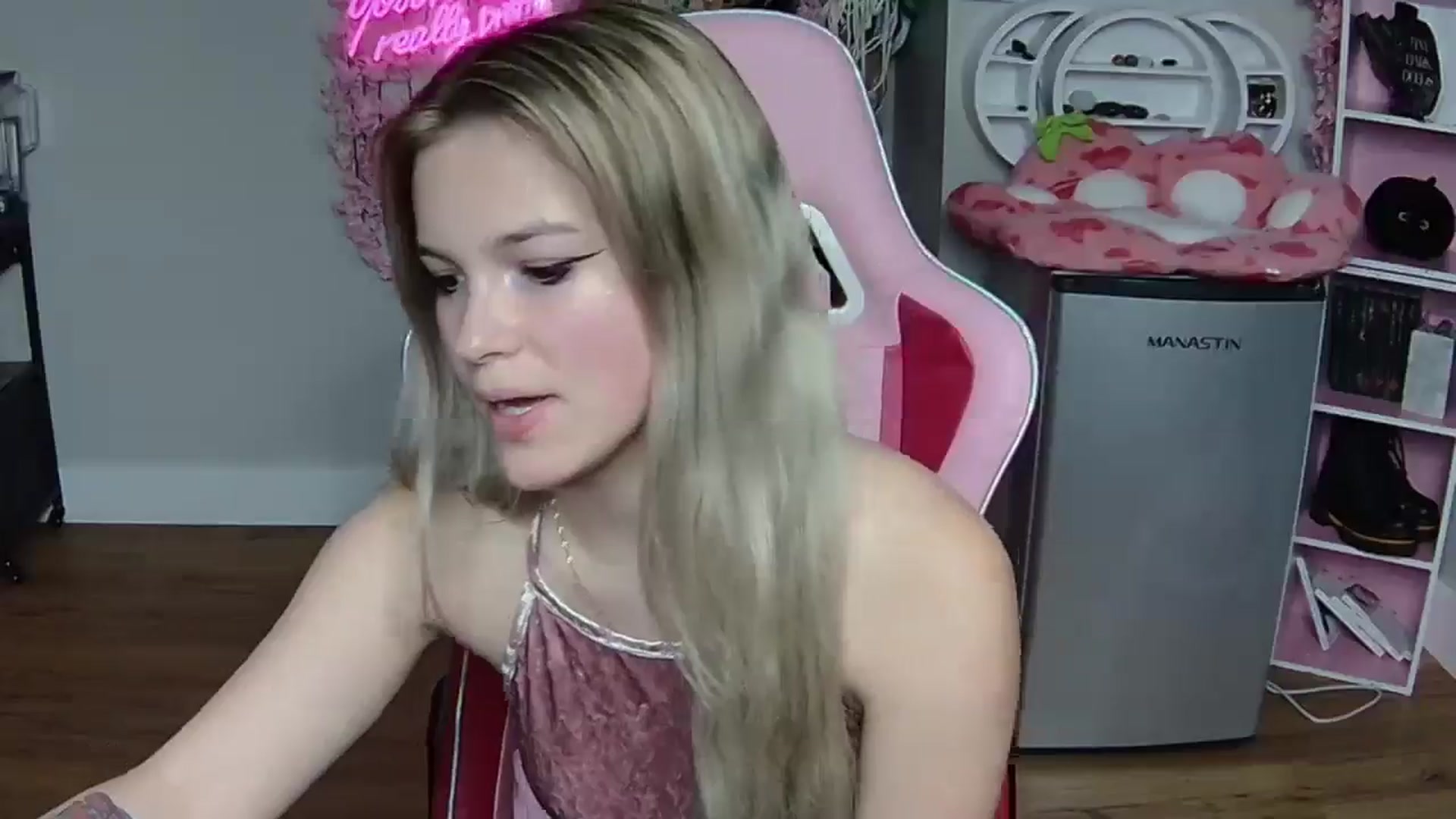 Gallery image thumbnail from Sarahsweets18's myfreecams stream on, 06/01/2024, 08:18 image 3 of 20