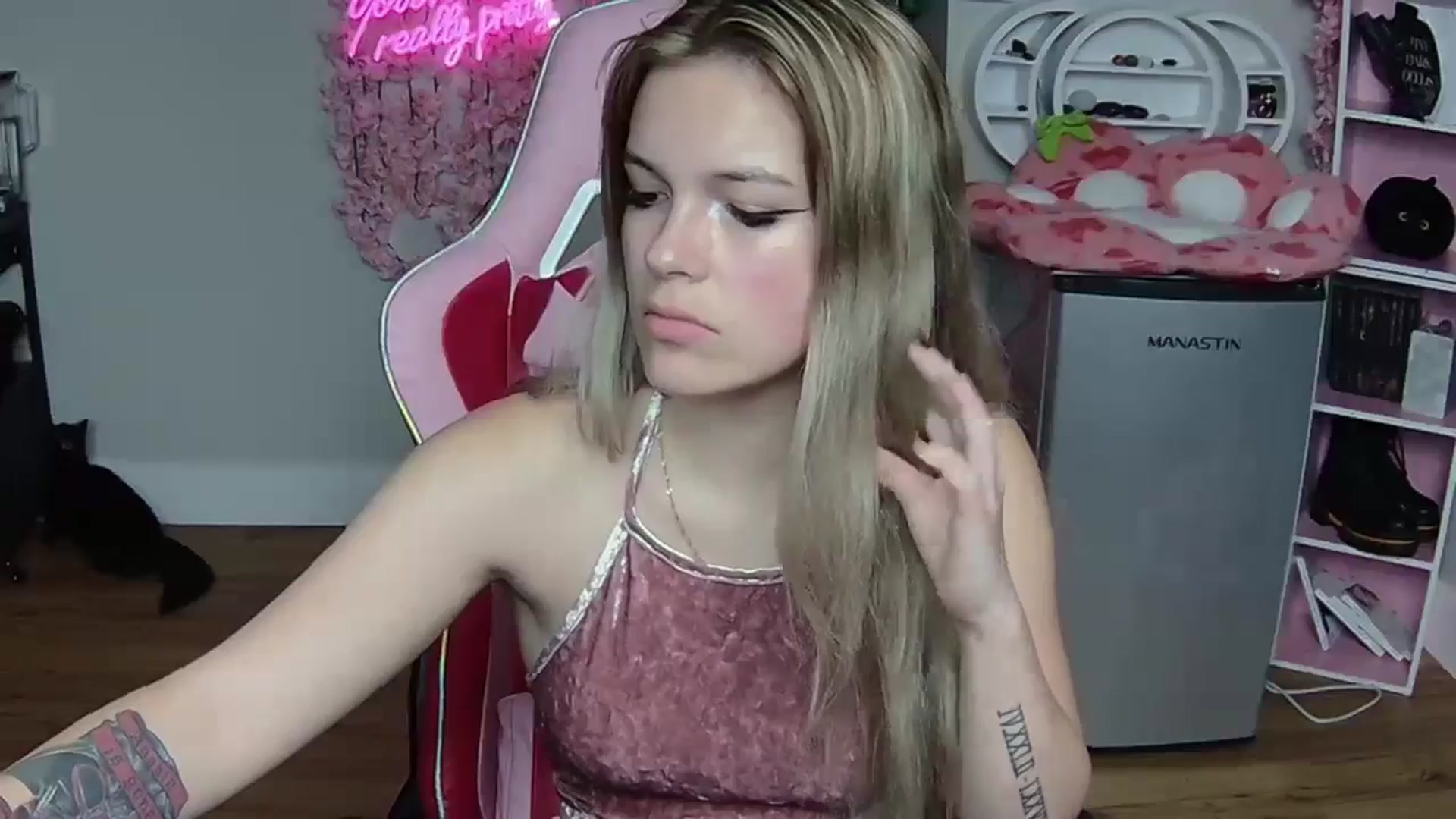 Gallery image thumbnail from Sarahsweets18's myfreecams stream on, 06/01/2024, 08:18 image 2 of 20