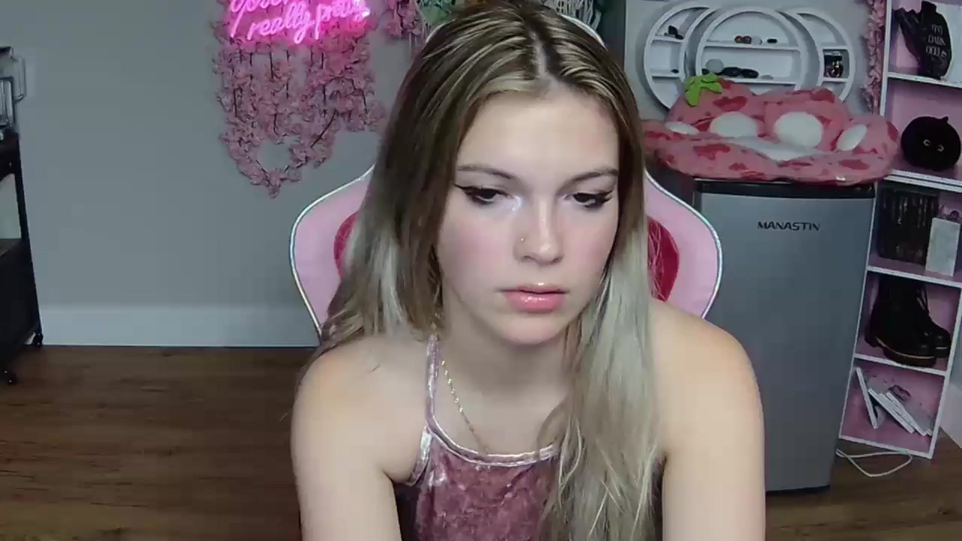 Gallery image thumbnail from Sarahsweets18's myfreecams stream on, 06/01/2024, 08:18 image 5 of 20