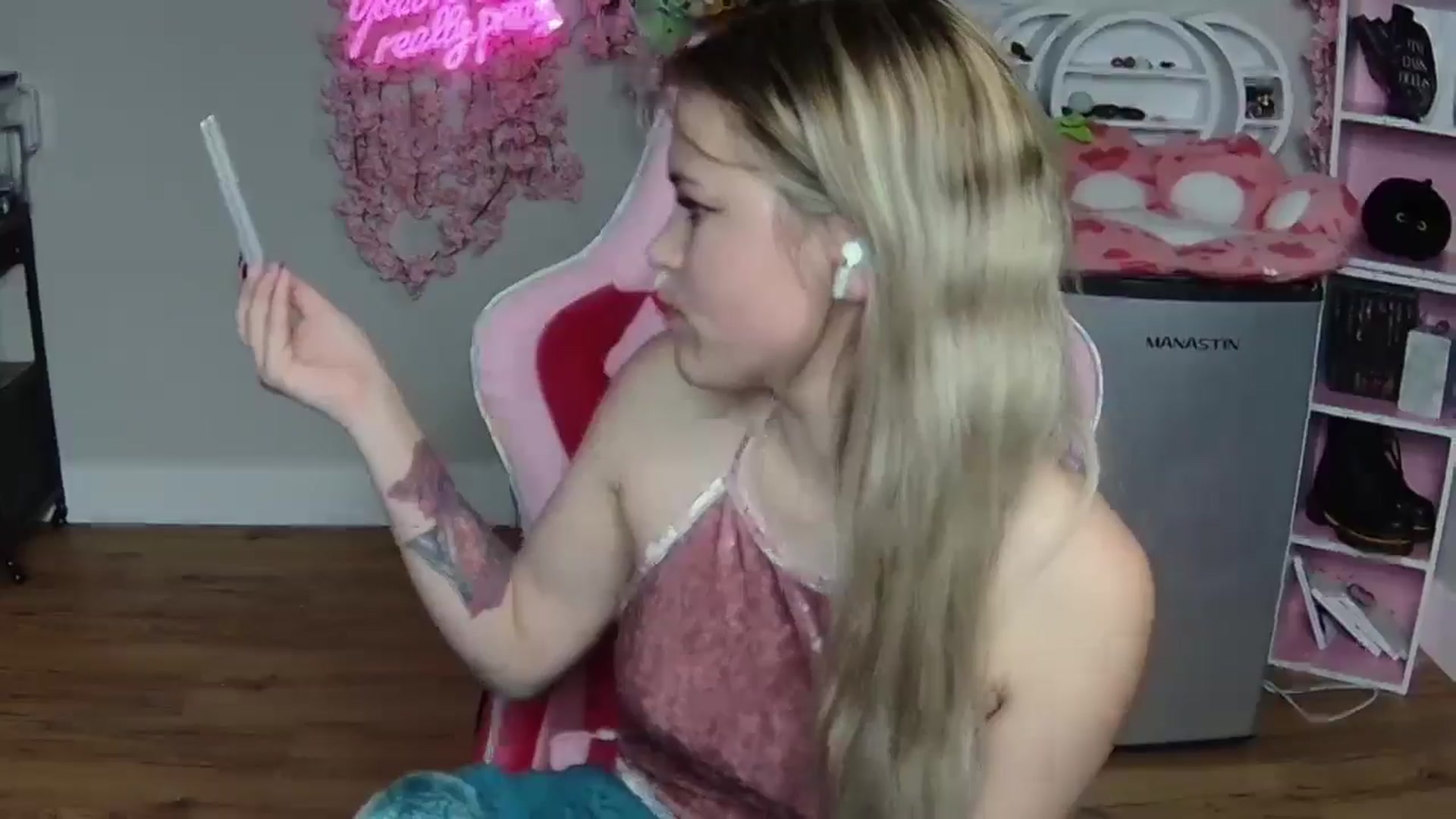 Gallery image thumbnail from Sarahsweets18's myfreecams stream on, 06/01/2024, 08:18 image 7 of 20