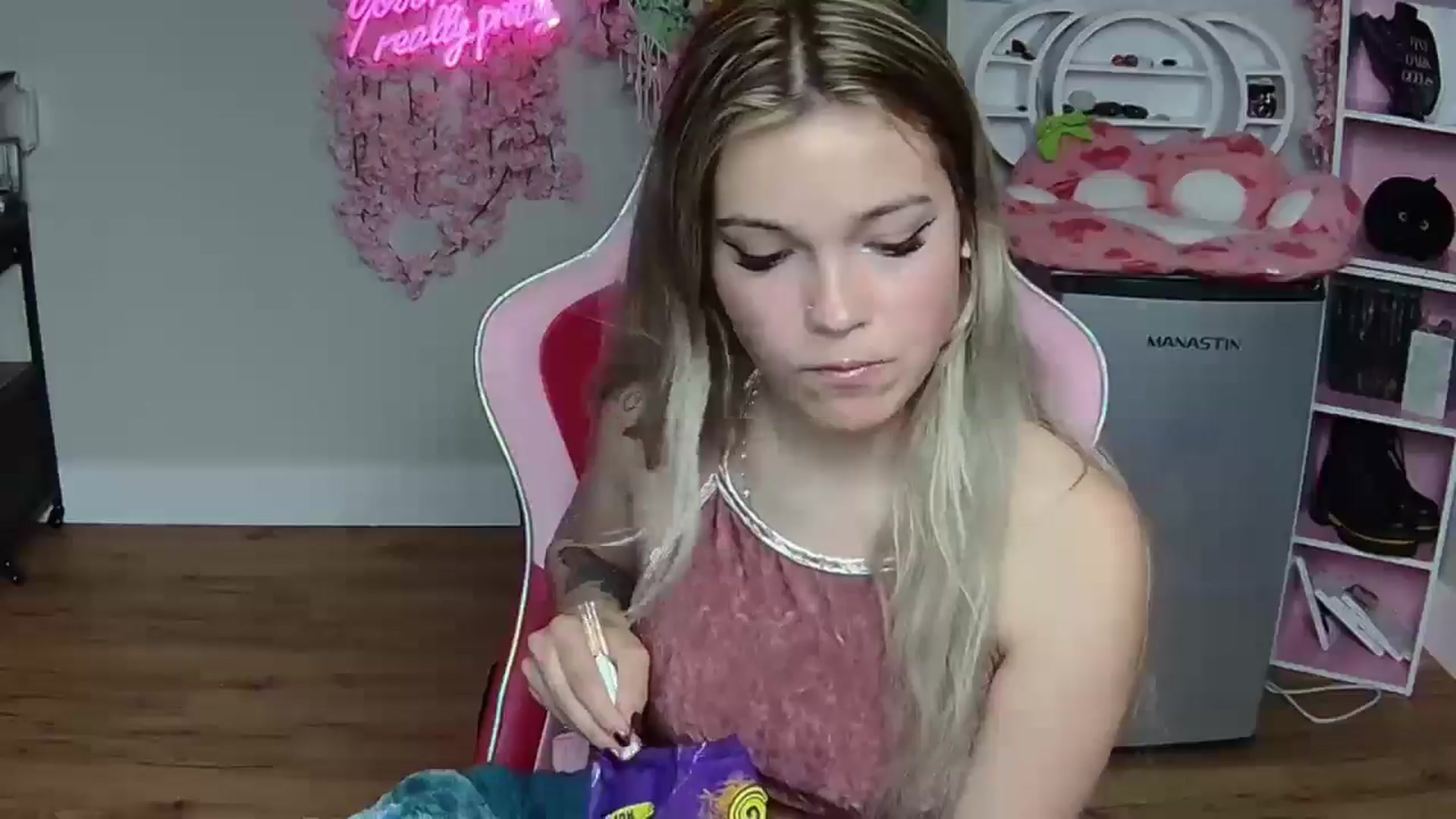 Gallery image thumbnail from Sarahsweets18's myfreecams stream on, 06/01/2024, 08:18 image 8 of 20
