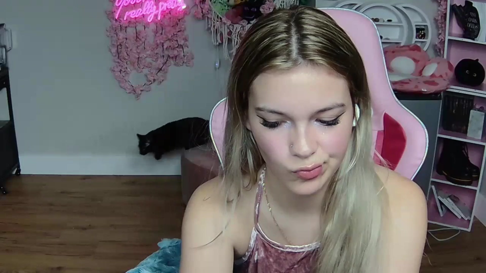 Gallery image thumbnail from Sarahsweets18's myfreecams stream on, 06/01/2024, 08:18 image 14 of 20